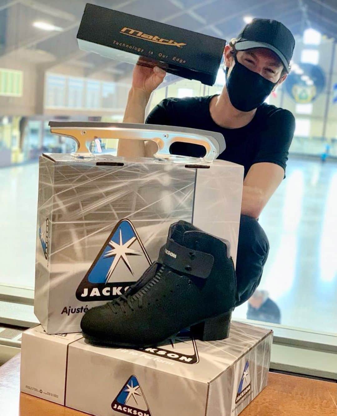 ジェイソン・ブラウンのインスタグラム：「Simply the best... 🖤 とにかく最高... ⛸ • #jacksonultima #matrixblades #jacksonfamily  • 📸: @corey.circelli」