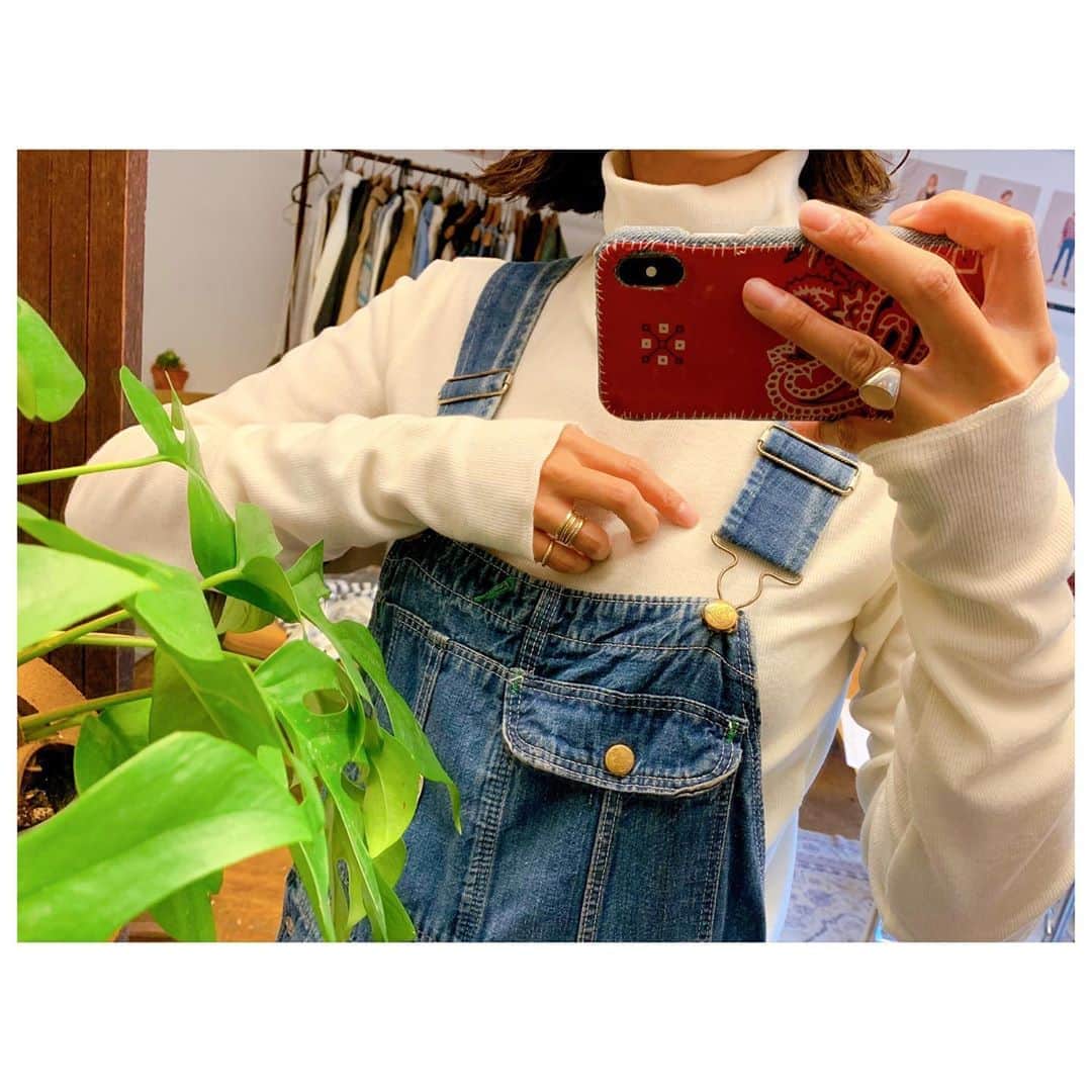 のインスタグラム：「さむいさむいさむいww なんで、タートルネック始めました。 入荷中のタートルネックロンT。 これ湿気や汗を熱に変えてくれる効果のある生地を使っているのでこれから冬本番まで大活躍間違いなしです👍 しかもー、インナーとしても着れますがピタピタしすぎないサイズ感にしているので着てて楽。首回りも肌触り良くて快適です。 袖を長くしてるから寒い時は手まですっぽり。 とにかく良きです。 白、黒の2色展開です。 台風な本日ですが、正午からインスタライブ予定です。 お家でまったり中にお時間あればぜひご参加ください。 本日入荷の古着ちゃん可愛いですよ😚 #fashion #style #ootd #outfits #herfee #herfee_official」