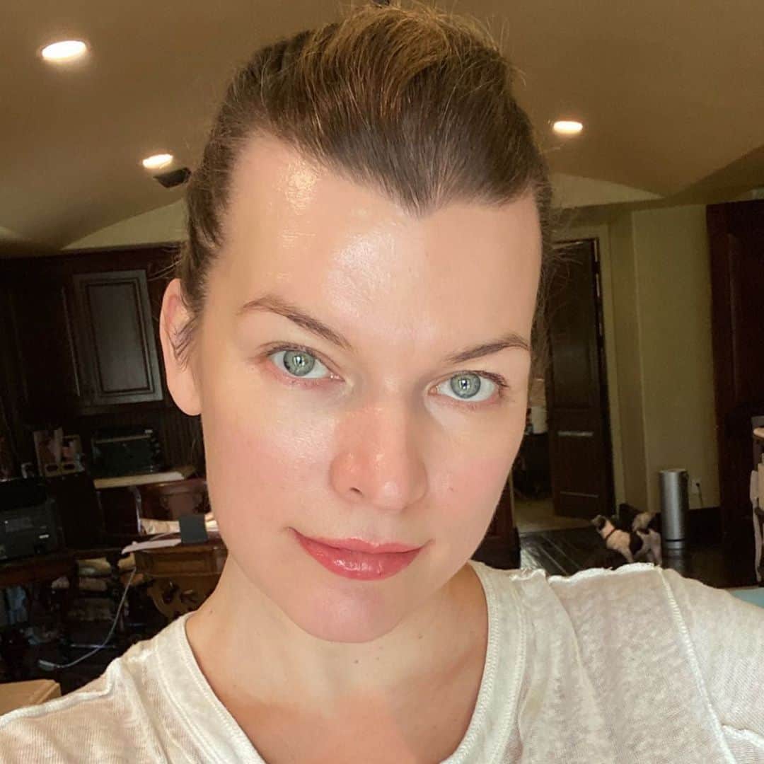のインスタグラム：「Hey everyone! So after over 2k comments asking about my skincare routine from last night’s post, I’ve spent some time today putting a list of my favorite products together and I’ll explain about them as well. Now keep in mind, I’m a total product junkie. Also, my career as an actress and a model has spanned literally 33 years😱, making skincare a major priority for me. Now that I’m looking at everything I’ve written, I realize it a god damn Opus. A Manifesto of sorts. Jeez, i never even realized how elaborate my routine is until i tried to break it down for you all. So the only way I can post it all is to do it in chunks. I’ll try and do a separate post everyday this week and write about a different part of my regime. I want to add that diet is a very important aspect of my skincare. I cook at home and shy away from ultra processed food. I don’t eat a lot of deep fried food (though i love it). Cheeseburgers and French fries are my favorite, but I keep my intake down to once a month. Deep fried food is inflammatory. I know we’ve all gotten an education on inflammation since the Covid crisis, but when it comes to food it’s pretty simple. Any oil that’s heated above a certain level becomes toxic and causes inflammation. Not only that, but it also causes your healthy cells to turn into “zombie cells” (and i know a lot about zombies). These sick, cancerous, Zombie cells literally latch on to healthy cells and turn them into zombie cells as well. And the chain reaction continues, the more deep fried food you eat. Inflammation central. Chronic inflammation. Meaning your body is constantly in a state of sickness. That makes us more prone to catching infections (hello Covid) and it also leads to dry, red skin. Want to look like an old alcoholic? Eat fried chicken or fast food everyday for a few weeks. Especially for women who have such soft and gorgeous skin. It really shows up fast. It’s horrible. So there’s that. I drink A LOT of water and smoothies. Nothing better than all those leafy green veggies and fruits mixed together to give your complexion (and your brain and body) the boost it’s craving. Ok I’m out of space. I’ll have to make another post. One sec. #notanad」