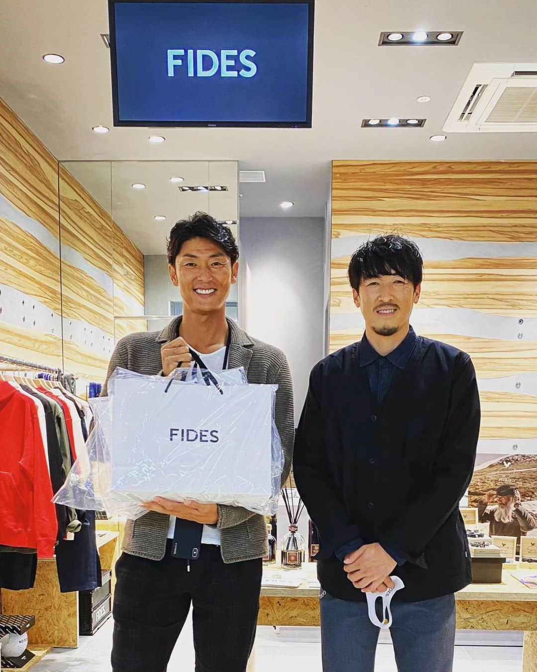 斉藤和巳さんのインスタグラム写真 - (斉藤和巳Instagram)「『FIDES』 渋谷の宮下パークで、明日までやってますよぉ〜！  俺サイズもあるのが最高！ テルも背が高いから、高身長の人の気持ちをわかってくれてるんやろな（笑）！  テル！いつもありがとう〜！  #FIDES#小林久晃#元jリーガー#お洒落#最高」10月10日 9時33分 - kazumi.66