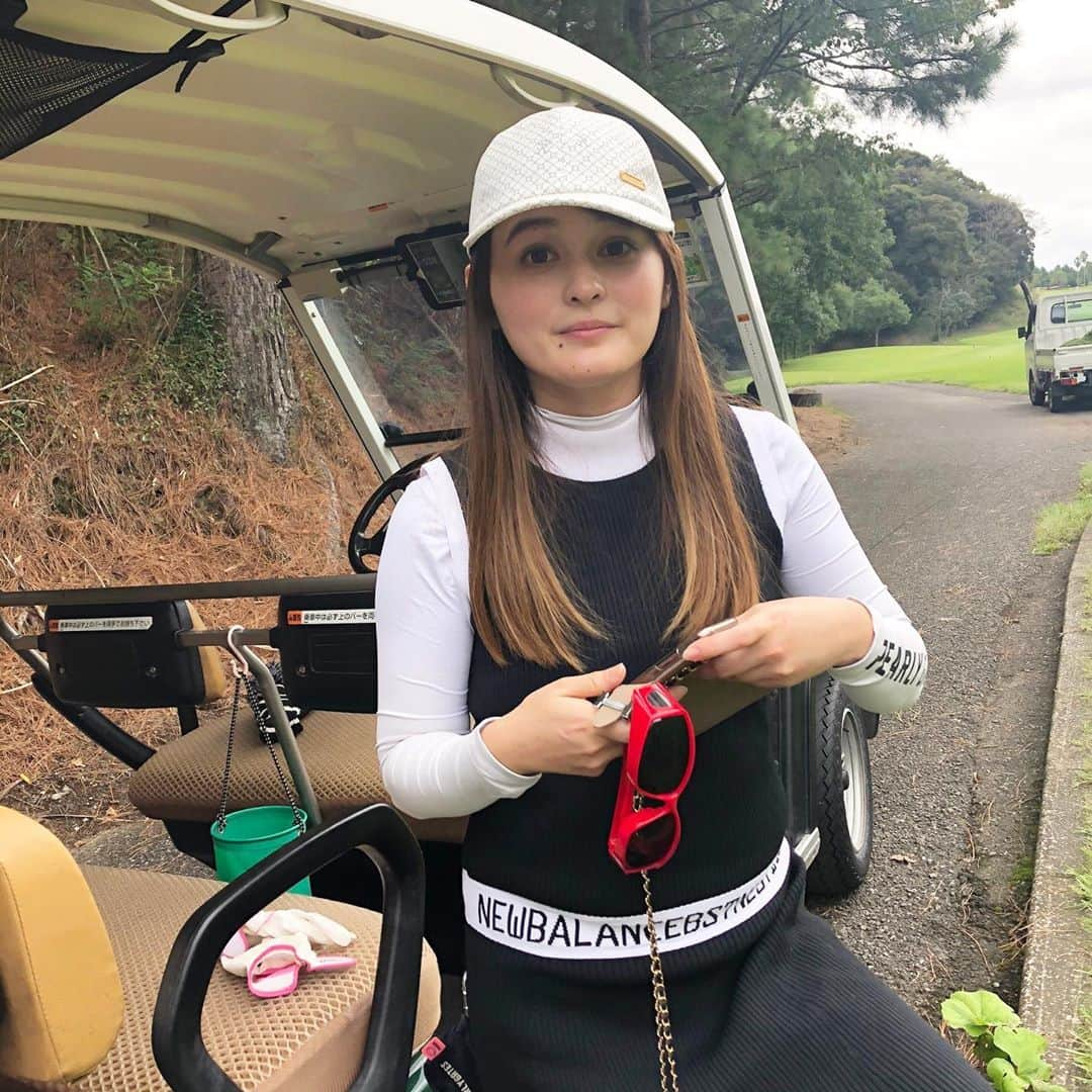 奥山夏織さんのインスタグラム写真 - (奥山夏織Instagram)「ちいちゃんと初のゴルフ❣️やっと行けたー🏌️‍♀️ちいちゃんとの初ゴルフにも#スイングマジックグラス を連れて行きました💓 ・ いつでもどこでも一緒のスイングマジックグラス🤓ちいちゃんにもかけてもらったり、一緒に行った方達にもかけてもらったりと これなーに？ っと話のネタにもなります😊この日は前半ボギー、ボギー、パーみたいなスコアでこれいける！！って思ったんですが、メンタルやられグダグタに😂最近練習あまり行ってないから行かなきゃ笑 ・・・ #風太ゴルフ #スイングマジックグラス #swingmagicglass #ゴルフ #スイング #フォーム #フォーム矯正 #軸ブレ #ゴルフ #ゴルフ好き #golf #golf女子 #ゴルフ女子　#🏌️‍♀️ @smgfutagolf」10月10日 9時26分 - okuyama_kaori