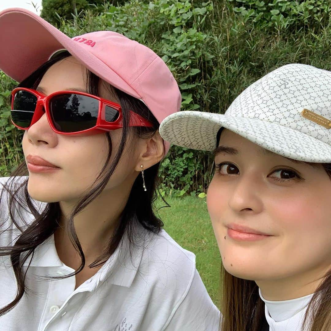 奥山夏織さんのインスタグラム写真 - (奥山夏織Instagram)「ちいちゃんと初のゴルフ❣️やっと行けたー🏌️‍♀️ちいちゃんとの初ゴルフにも#スイングマジックグラス を連れて行きました💓 ・ いつでもどこでも一緒のスイングマジックグラス🤓ちいちゃんにもかけてもらったり、一緒に行った方達にもかけてもらったりと これなーに？ っと話のネタにもなります😊この日は前半ボギー、ボギー、パーみたいなスコアでこれいける！！って思ったんですが、メンタルやられグダグタに😂最近練習あまり行ってないから行かなきゃ笑 ・・・ #風太ゴルフ #スイングマジックグラス #swingmagicglass #ゴルフ #スイング #フォーム #フォーム矯正 #軸ブレ #ゴルフ #ゴルフ好き #golf #golf女子 #ゴルフ女子　#🏌️‍♀️ @smgfutagolf」10月10日 9時26分 - okuyama_kaori