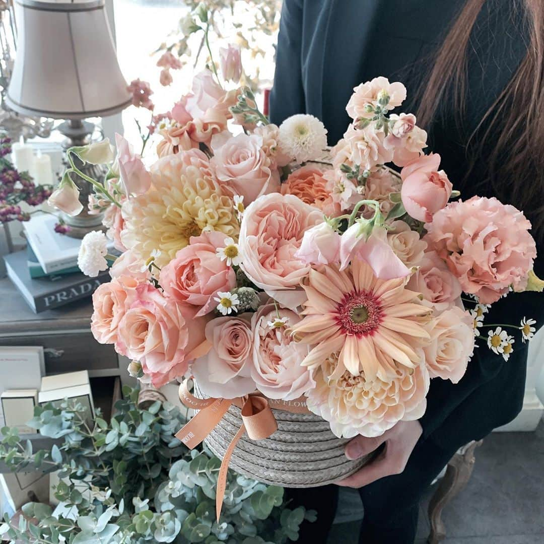 Florist.janeさんのインスタグラム写真 - (Florist.janeInstagram)「#블스햇박스 🧡   . . . . . . .  . 👆🏻블스 주문건 경우 배송료는 모두 별도 입니다. . ✌🏻배송 시간은 매번 달라지는 교통 상황에 따라 정각에 맞출  수 없으며 대략적인 시간대에 배송해드립니다.(ex 1시-2시)  👌🏻상품 문의시 원하시는 작품 캡쳐후 문의주시면 빠르게 답변도와드리겠습니다💕  🤟🏻매번 달라지는 꽃 시장 상황에따라 샘플 사진과 100% 동일하게 제작은 어렵습니다. 최대한 비슷하게 또는 사진 보다 더욱 예쁘게 제작해드리니 전적으로 플로리스트 의견을 믿어주세요 🙏🏻  .  . . . #블루밍스완 #꽃스타그램 #꽃집 #꽃선물 #선물추천 #flowers #florist #여자친구선물 #와이프생일 #생일선물 #생신선물 #부모님선물 #환갑선물 #강남꽃배달 #꽃배달 #꽃바구니 #연예인서포트 #연예인선물 #선물스타그램 #강남꽃집 #논현동꽃집 #청담동꽃집 #압구정꽃집 #결혼기념일 #기념일선물」10月10日 9時27分 - jane.florist