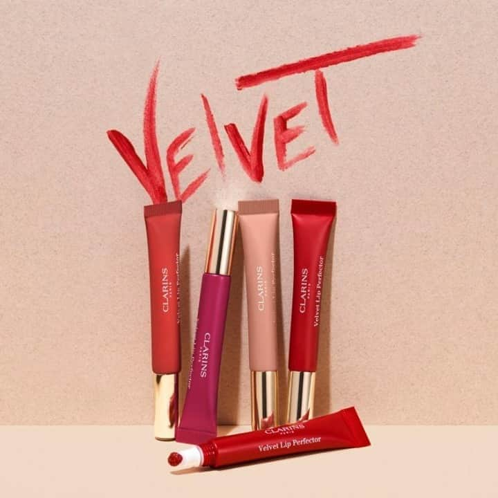 Clarins Canadaさんのインスタグラム写真 - (Clarins CanadaInstagram)「The new Velvet Lip Perfector is enriched with shea butter with nourishing and protective properties. Upon application, lips are soft, supple, smooth, perfectly shaped… they are nothing less than a work of art !💋⁣ __________⁣ Le nouvel Embellisseurs Lèvres Mat est doté d’une formule enrichie en beurre de karité aux propriétés nourrissantes et protectrices. À l'application, les lèvres sont lissées, souples, adoucies et redessinées. Une véritable oeuvre d’art… réalisée avec une facilité déconcertante !💋⁣ .⁣ .⁣ .⁣ #Clarins #ItsAllaboutYou #VelvetLips #ClarinsMakeup #Clarins #MatteLips」10月10日 9時30分 - clarinscanada