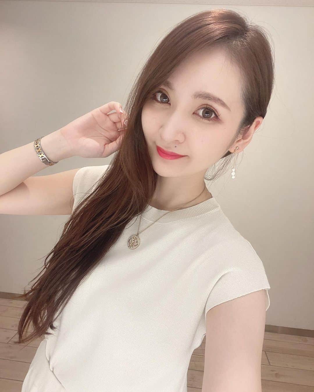 のインスタグラム：「PICOBEAUTY新宿院  @yagbeauty_official へお邪魔して、ピコレーザー受けてきたよ☻ ピコレーザーは、ヤグレーザーよりさらに細かいレーザーらしく、効果も高いみたい✨  痛みはヤグより少し強いけど、全然我慢できる程度の痛みで、輪ゴムでパチパチはじかれてるみたいな感じ。 翌日のお化粧のりがよすぎてびっくり。 ちょっと行けてなくて2ヶ月ぶりだったんだけど、ちゃんと通うの大事だなぁって実感😌 受付のお姉さんもカウンセラーさんも超絶美肌で見惚れました♥︎ ・ ・ #gm #おはよう #YAGBEAUTY #PICOBEAUTY #レーザートーニング #RRRマスクパック  #PR」