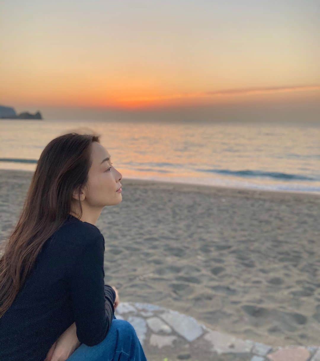 佐々木あさひのインスタグラム：「波と夕陽と🌊☀️ 裸足でシャカシャカ。」