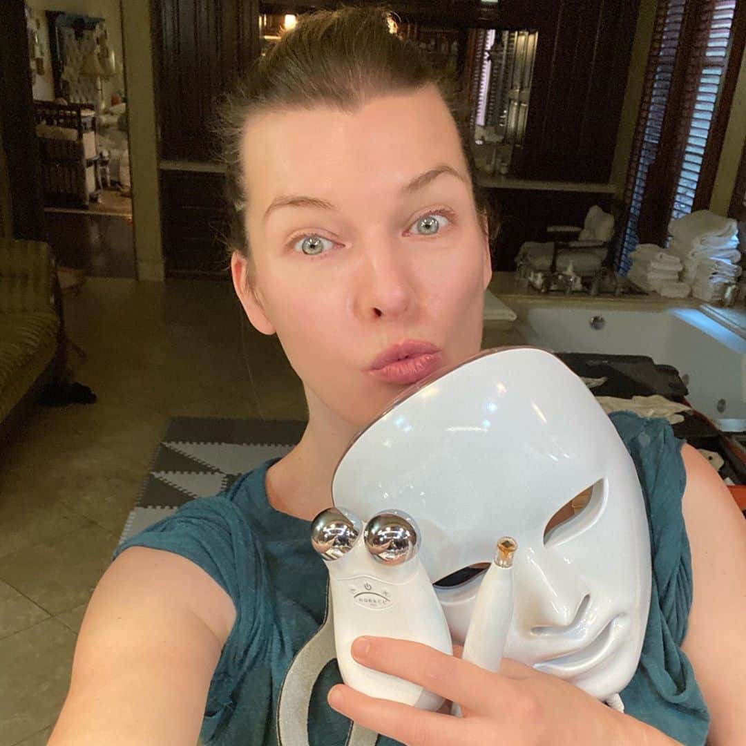 のインスタグラム：「Continued from previous post! Sorry I’m not quick and straight to the point.🤪 maybe I’m explaining too much but this is how I’m wired so here goes! These devices I feel are essential. Maybe not all 3 and if I had to settle on one I would pic the @mynuface device as a LITERAL lifesaver. I used this RELIGIOUSLY everyday for 30 min. before I got pregnant last and since giving birth. It exercises the muscles in your face, lifting and toning it. Since working out is essential to me (and also a huge part of my skincare regime as exercise promotes healthy circulation and blood flow which is key to great skin) it makes sense that working out my face would have amazing benefits and it does. I feel like I look better today than I did 10 years ago because of this device. I also try to go every few months to 💥@shanidarden💥who does professional grade electro-current facials for me and use the NuFACE as upkeep in between. But for real, even if you don’t have time or can’t find a professional this thing is THE BEST.  The infra-red facial mask. This thing is ESSENTIAL. There are so many on the market and they are expensive, but i tell you, they’re worth it when you’re obsessed with your skin. That light stimulates collagen production and seriously gives you younger looking skin and helps SO MUCH with redness. They also have different light spectrums which are amazing for acne as well. Now these devices are key in my opinion. They’ve made SUCH A DIFFERENCE. You can almost use any cream or whatever, but when you use these two devices, they just help your own body heal itself. I would splurge on these two things (winter and Xmas is coming) and save money on crazy expensive topicals. The Beauty Bar. This handy little device is made by one of my dearest friends, ultra talented make up artist @jilliandempsey. It’s a little buzzing device that you glide upwards on your skin that helps your blood flow and circulation. Didn’t get to work out this morning? This is the second best thing for your skin. It massages your face and literally lights it up. Helps your skin heal itself and glow. I love to take it on airplanes and also use it in the morning to wake my face up. #millaskin」