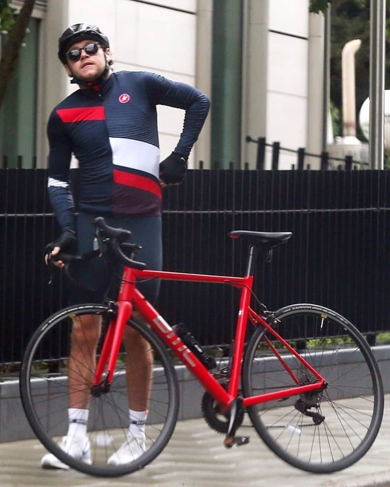 Just Jaredさんのインスタグラム写真 - (Just JaredInstagram)「@niallhoran was spotted on a bike ride in London on Friday after healing from his recent foot injury. #NiallHoran Photo: Backgrid」10月10日 9時40分 - justjared