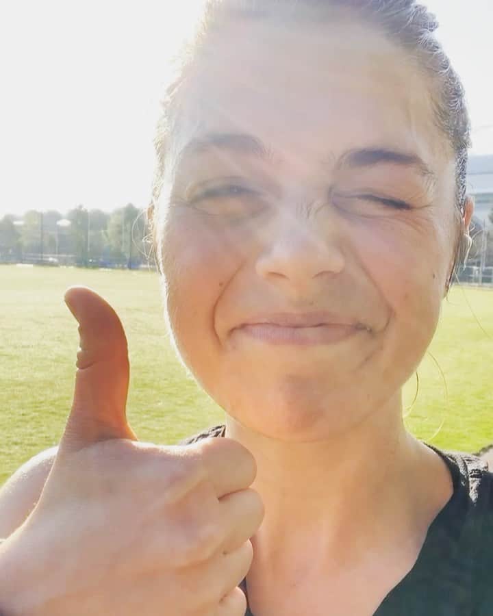 フィービー・ディ・トマソのインスタグラム：「It's the 10/10. World Mental Health Day 🧠  IT'S ALWAYS A GOOD TIME TO MAKE SOME NOISE ABOUT MENTAL HEALTH 🗣  If you're on the corner of Struggle St and a Hard Pl, you're not alone. Someone is there. Promise. And if you're not keen on opening up to someone you know, there's also places you can turn.   I found another quote I like, so here it is:  "Your impact on other people is bigger than you think. Someone still giggles when they think of that funny thing you said. Someone still smiles when they think of the compliment you gave them. Someone silently admires you. The advice you give has made a difference for people. The support and love you’ve offered others has made someone’s day. Your input and opinions have made someone think twice. You’re not insignificant and forgotten. Your existence makes a positive difference, whether you see it or not."   Hello all my friends, ILY ❤️  #mentalhealthday #mentalnotes」