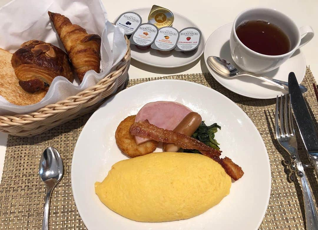 金子三勇士さんのインスタグラム写真 - (金子三勇士Instagram)「バイキング形式の朝食はもはや懐かしの良い思い出…でも今朝のオムレツは美味しいです！ #hotelbreakfast #breakfast #socialdistancing  #covid  #corona #withcorona  #omelette #pianist #ontour #MiyujiKaneko #朝食 #ホテルの朝食 #オムレツ #コロナ対策 #ウィズコロナ  #ピアニスト #金子三勇士 #newstandard」10月10日 9時52分 - miyujikaneko_official