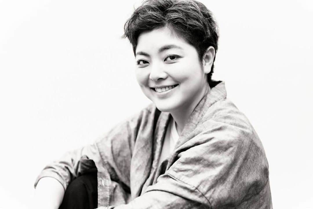 のインスタグラム：「ダイヤモンド社の『SIGNAL』で取り上げていただきました。これはそのときのカメラマン、Shunichi Odaさんが撮影してくださったもの。珍しい、シャッター音がすっごい気持ち良いカメラで撮影されてました。父、祖父が使っていたのと同じドイツの名機だったので覚えています。  Photo by Shunichi Oda  #diamondsignal  #ダイヤモンド社  #小林香  #ケビンカーター  #ユージンスミス  などの報道写真にも触れています。」
