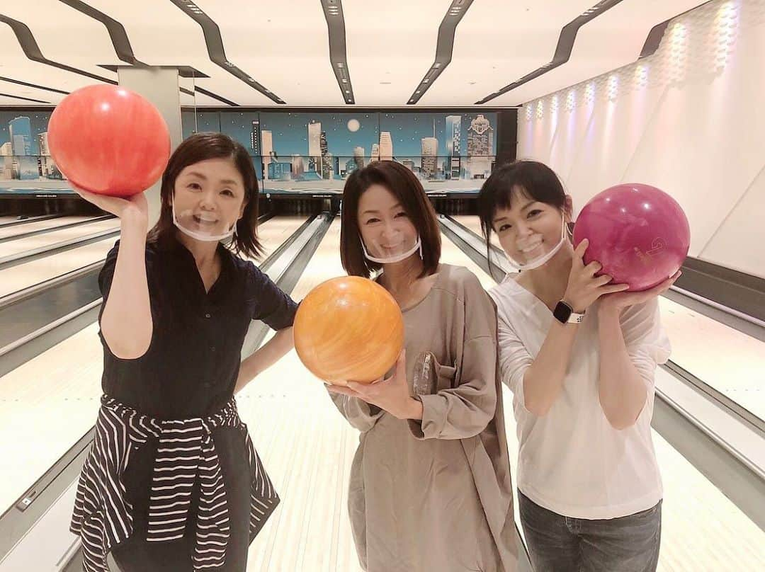 大石まどかさんのインスタグラム写真 - (大石まどかInstagram)「昨日は久しぶりに3人でボーリング🎳をしました😁3人でのボーリングは5年振り‼️5年前にジュンジュンのお誕生日会後にホロ酔いでボーリングをしたのよねぇ。今回は終わってから軽く「お疲れ🍺」でしたよぉ〜😅楽しかった‼️ボーリング対決❗️の模様は改めてお知らせしますねぇ😊お楽しみに☺️ #ボーリング #石原詢子 さん #多岐川舞子 さん」10月10日 10時09分 - madoka_oishi