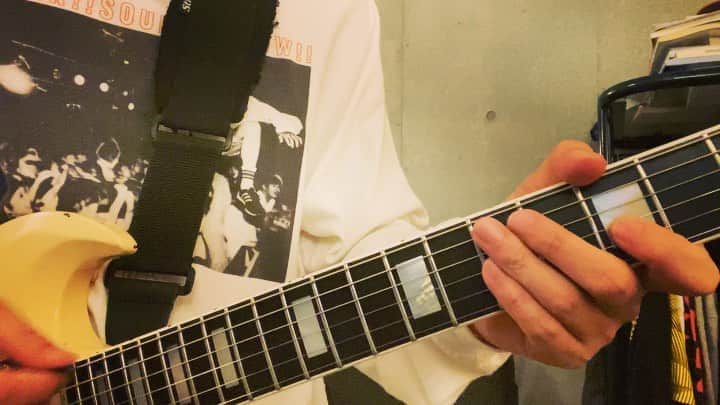 小野武正のインスタグラム：「#わしつなぎ #2周目 #keytalk #今日は何の曲のどこ弾いてるんだろなクイズ #チキチキ #分かったらコメント欄へ #分かんなくてもコメント欄へ #本日KEYTALK久々の有人ライブ #OSAKAGENKIPARK #オラ #間違えた #わし #ワクワクすっぞ」