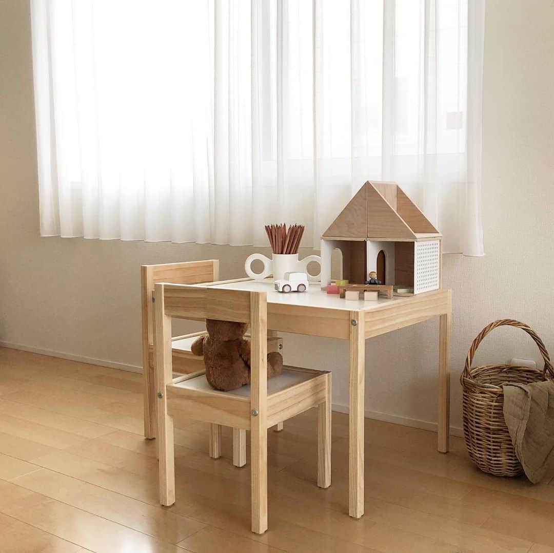 のインスタグラム：「2020.10.10 * kids space 🧸🧺 * * 3歳11ヶ月 1430days 97.1cm  13.8kg 9月の縮小運動会🚩 緊張からかずっと泣いてダンスもかけっこも思うように参加出来なかったけど親子競技で笑顔が見れた. 最後まで頑張ったね🎖 * ◇パウパトロールが好き🐶 ◇保育園であった事を話してくれるようになった 童謡→オバケなんてないさ　とんぼのめがね 手遊び歌→はじまるよはじまるよ　ぼうがいっぽん ◇言葉の言い間違いが増えた * * *」