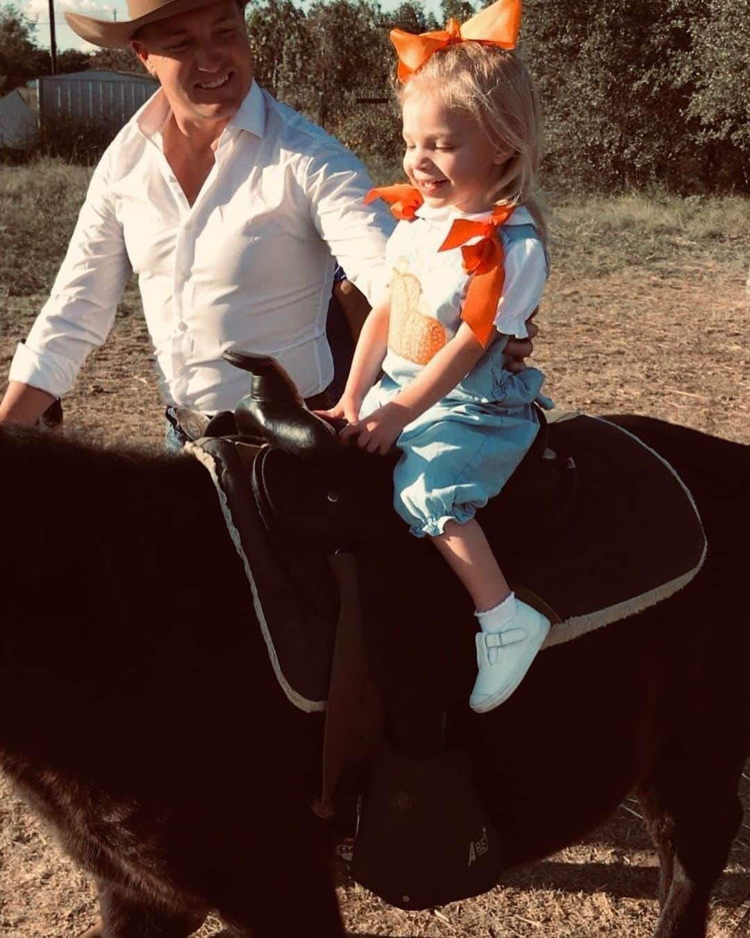 レイン・ギャリソンのインスタグラム：「My little #cowgirl on her first horse ride! #texas #yeehaw」