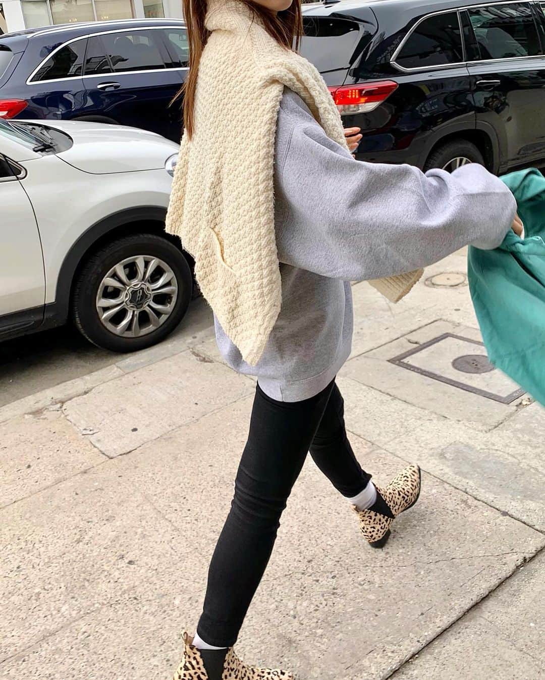 佐藤優津季のインスタグラム：「やっぱり古着が好きだわぁ👫👫🌍✨ ニットもスウェットも靴も♻️ #vintage ♡」