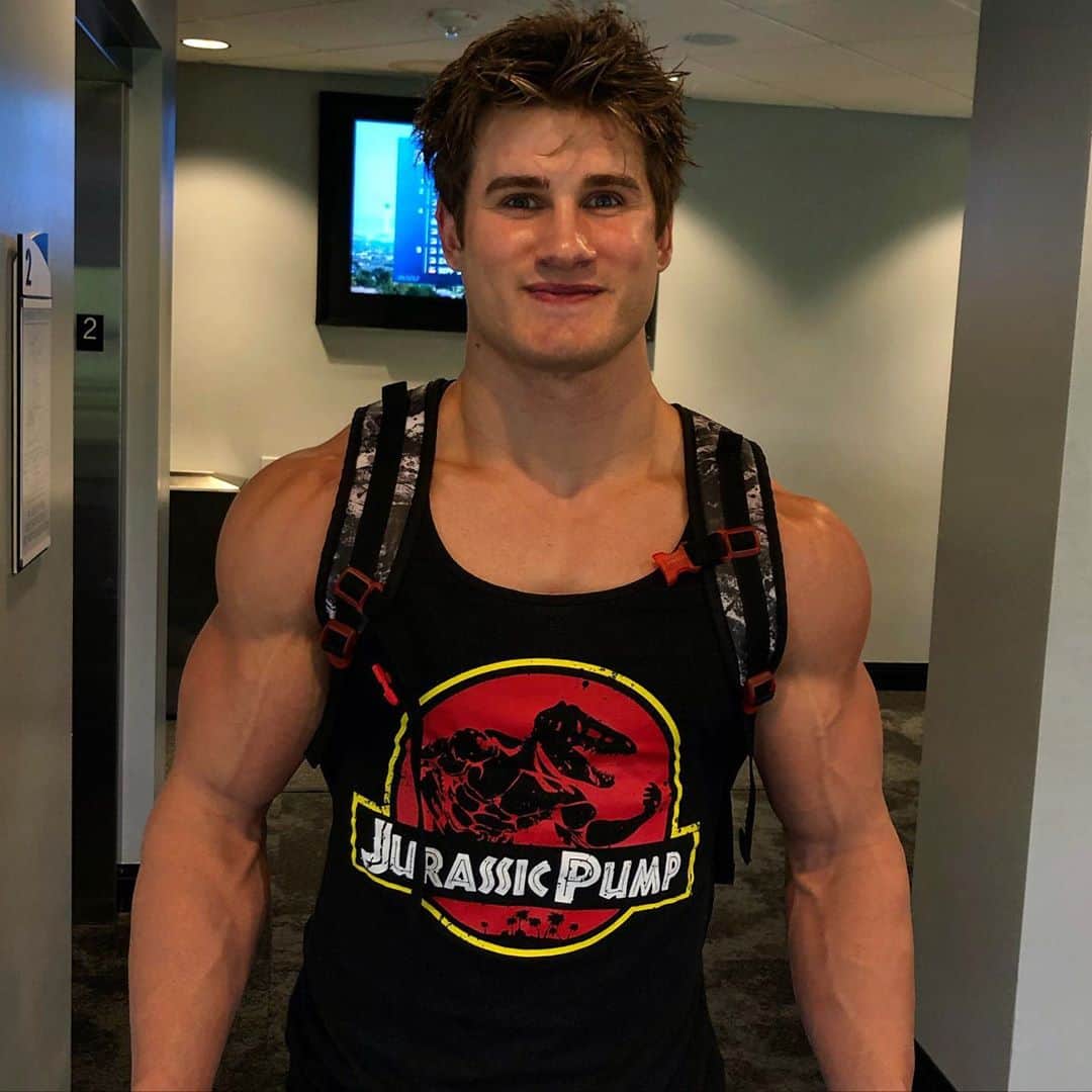 セージ・ノースカットのインスタグラム：「Jurassic pump 💪🏼 brought to you by @redcon1 😁 50% off almost all their apparel now through the weekend! Click link in my bio and don’t miss out!」