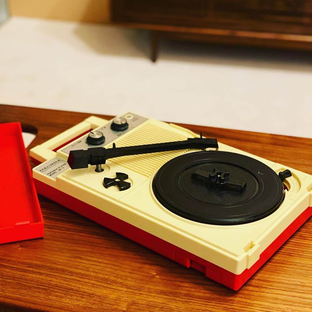 のインスタグラム：「コロムビアのレコードプレーヤー  昨日の放送で「20年後の世界に残っていて欲しいものは何か？」という議題が出てきたとき、真っ先に思ったのはレコードプレーヤーだった。  DJをする時は必ずといってCDJ。これほど自分のプレイを表現できるものは無くて。現場でアナログレコードだけでプレイしろって言われたら、やれないこともないけど、やっぱりCDJ の便利さや技の出しやすさは他には叶わない。しかもCDJ3000になって音もかなり向上している。  それでも何故僕はレコードプレーヤーが残っていて欲しいかを自問自答してみた。なんでなんだろう。アナログ独特の「プチプチ」っていう音か？もしくは、アナログならではの暖かさなのか？はたまたジャケットからレコードを取り出してプレートに乗せる手間が楽しいのか？もしくはそれら全てなのか？  結局、いまだにその答えはわからない。ただ、確かなことはCDJ3000がCDが入れられなくなってしまっても僕は何も淋しさを感じなかった。極論CDは極論無くなってもそこまで落ち込まないかもしれない。でも、もしこの世からレコードが無くなってしまったら、とてつもない喪失感を感じてしまうような気がする。  これはコロムビアのレコードプレーヤー。「渋谷系」というサウンドが世界的に注目されていた時代にレコードブームがあって、pizzicato fiveのミュージックビデオに出てたのがカッコいいな、って当時思って復刻版を入手したもの。今も大切に持っている。  スピーカー内臓で、電池でも動くから、また来年ポカポカした気候になったら、外に持ち出して音楽を楽しみたいなぁって思ってる。」