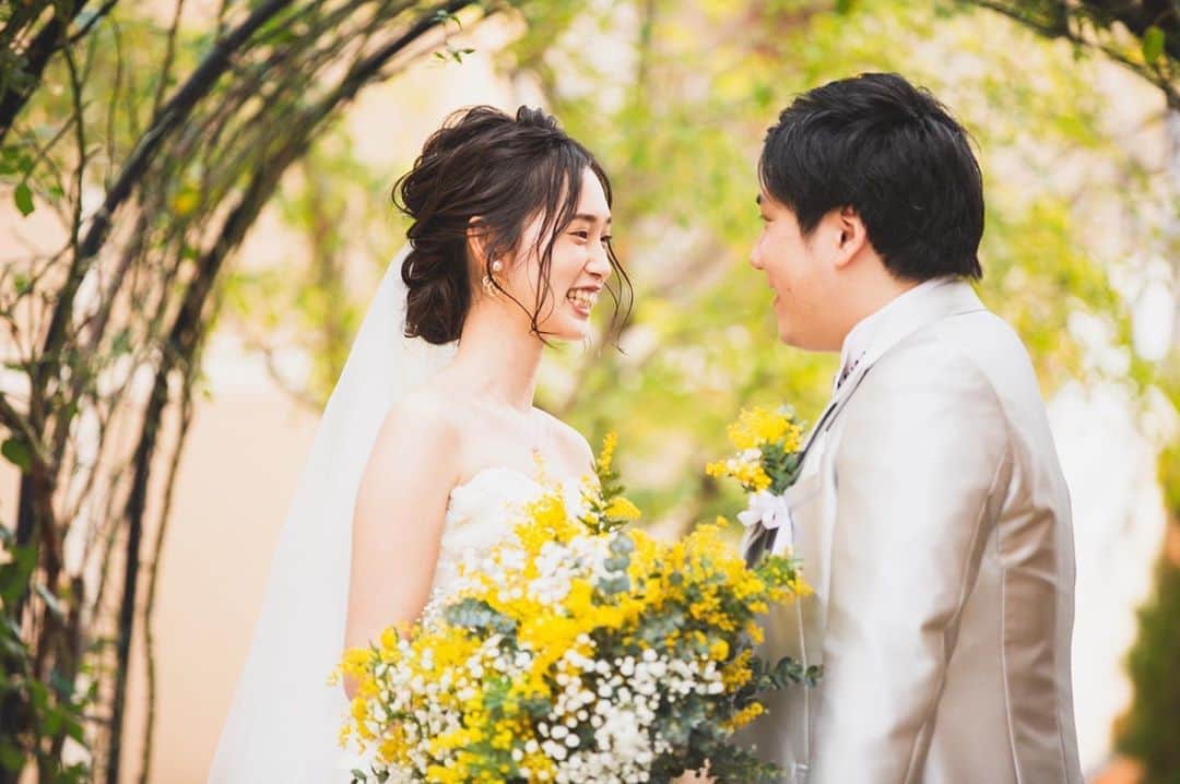 ヴィラデマリアージュさいたまのインスタグラム：「南フランス結婚式の街﻿ ﻿ ミモザの花言葉は「思いやり」そして「感謝」﻿ いつまでもお互いを思いやるおふたりで...﻿ ﻿ ﻿ ブライダルフェアのご予約は﻿ InstagramのDM・プロフィール欄URLヴィラデマリアージュの公式ホームページにて﻿ ﻿ ﻿ #villasdesmariages#ヴィラデマリアージュ#ヴィラデマリアージュさいたま#結婚式レポート#結婚式場#ウェディング#wedding#ブライダルフェア ﻿ #式場見学#大宮結婚式場#結婚式場探し#式場探し#南フランス#コンセプトウェディング#ガーデンウェディング#プレ花嫁#プレ花嫁準備#プレ花嫁さんと繋がりたい#卒花嫁#卒花嫁レポ#卒花嫁さんと繋がりたい#さいたま#さいたま結婚式場」