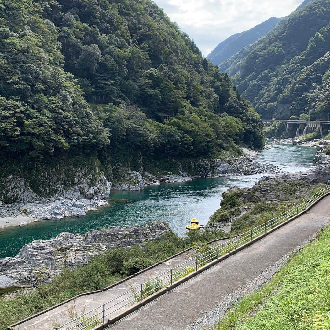 日浦孝則のインスタグラム：「10.6 高知ライブの翌日、吉野川のほとりを通り瀬戸大橋を渡って福山に。佐藤セーベーさんのOAて盛り上げて貰って福山ライブも無事に終了。 翌日は三原を通ったので思い出したようにお好み焼きてっちゃんへ、ソース少な目のてっちゃんモダン焼！ そして久々に実家に泊まって本日10/10は再び天草に向かっています。 関東は台風が来ているようですね、気を付けてください。 今、山口県の下松SAまで来ましたが気温26度の快晴です！」