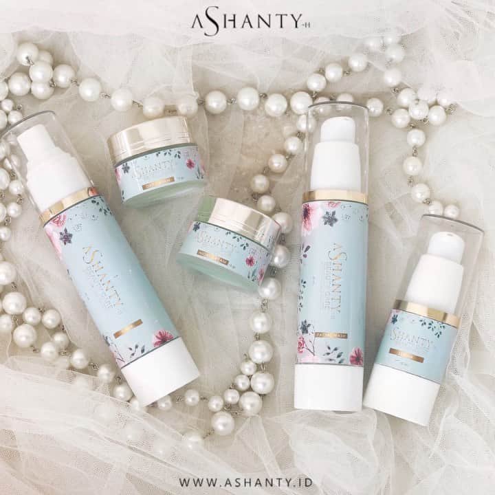 ASHANTY BEAUTY CREAM OFFICIALのインスタグラム：「LAST DAY PROMO 10.10 🎉🎉🎉  PESAN SEKARANG JUGA YUK SEBELUM HARGA KEMBALI NORMAL!!!!  Sebelum promonya berakhir yuuuk ladies dapatkan harga super hemaaaat setiap pembelian  Ashanty Beauty Cream (pilih salah satu series Whitening, Acne atau Anti aging) hanya Rp 500.000,- dan dapatkan FREE LIPMATTE ASHANTY (pilih salah satu shade Love, Sexy, Pure) senilai Rp 89.000,- 🤩🤩🤩  Superrrrr hemaaat!!!! Buruan yuuk pesan sekarang juga sebelum kehabisann !!! Stock sangat terbatas yaaaa, periode promo 02 - 10 Oktober 2020 😍  Tampil cantik menggunakan Ashanty Beuaty Cream dan dapatkan bibir merah merona menggunakan Ashanty Beauty Cosmetics 💋💄  Informasi lebih lanjut kamu bisa langsung kunjungi dan follow official instagram @ashantyid ✨  _____________________________ Informasi dan pemesanan  Ashanty Beauty Cream Chat Via WA : WA: 081287388885 WA: 085781140354 WA: 087778489900 WA: 081293823950 ⚡️ Fast Respons Click Link On Bio Instagram @ashantyid ❣️ ______________________________ #ashantybeautycream #creamashanty #skincareashanty #skincare #skincareartis #skincarelokal #creamwajah #creamperawatanwajah #obatjerawat #jerawat #kosmetik #krimwajah #creamwajah #whiteningcream #ashantyid #ashanty」