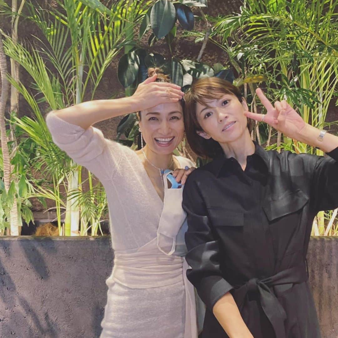 畑野ひろ子のインスタグラム：「@enasoluna_official 展示会へ 今回も可愛いものばかりで迷いましたが、緑色のピアスや大人っぽいチェーンのブレスなどをチェック❤️ @sadamayumi ちゃんにも久しぶりに会えた😆 いつもお洒落な@mieko_kobayashi ちゃんと、偶然会えた　@kyo_koiwasaki ちゃん❤️❤️」