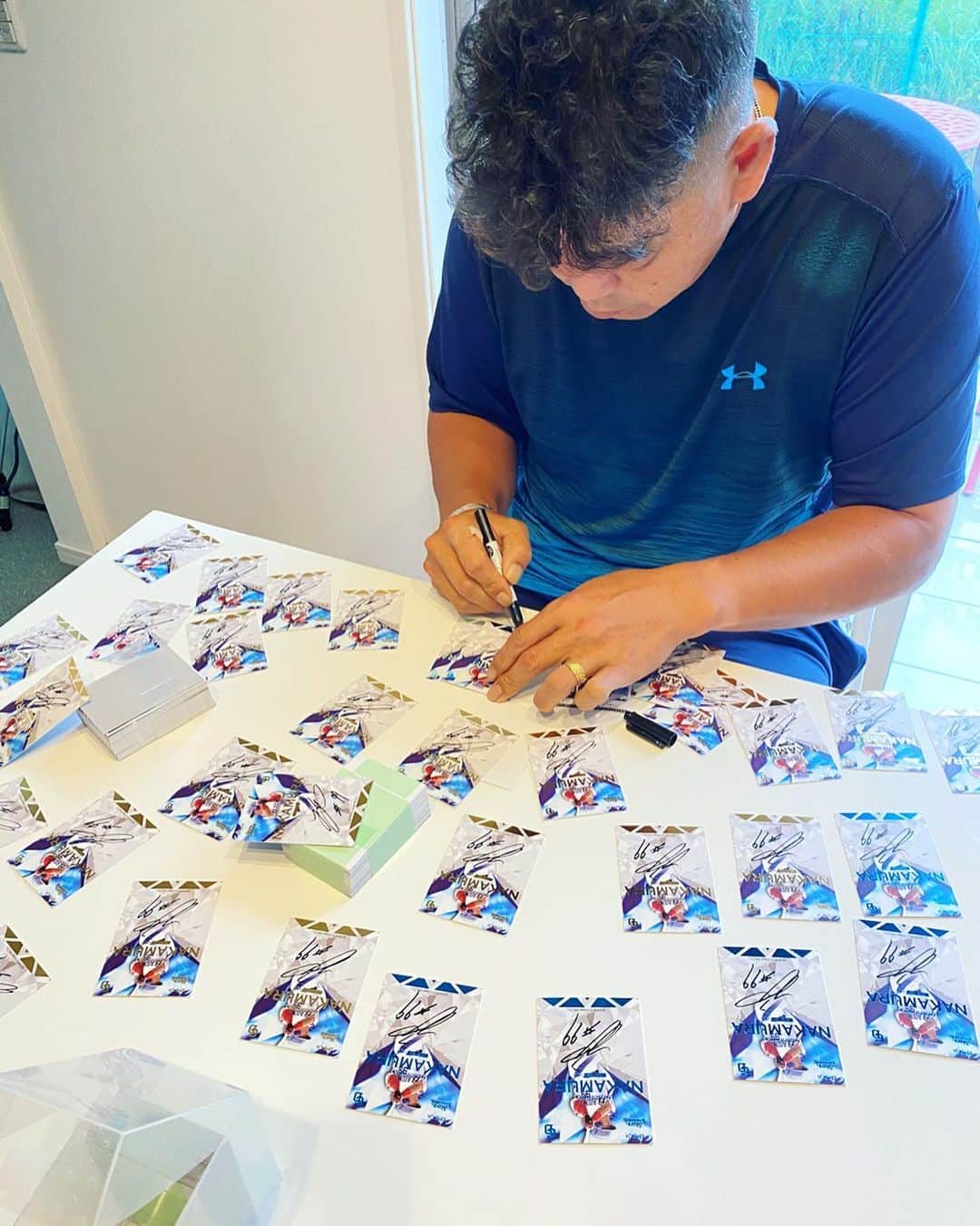 中村紀洋のインスタグラム：「. . 手がつりそうになりながら. ベースボールカードに. サイン中✒️. . 手にした人が喜んでくれるように　気持ちを込めて. サインさせて頂きました。 . .  #ベースボール  #野球  #カード  #サイン  #記念  #bbc  #中日ドラゴンズ  #ドラゴンズ  #ファン  #感謝を込めて  #ありがとうございました」