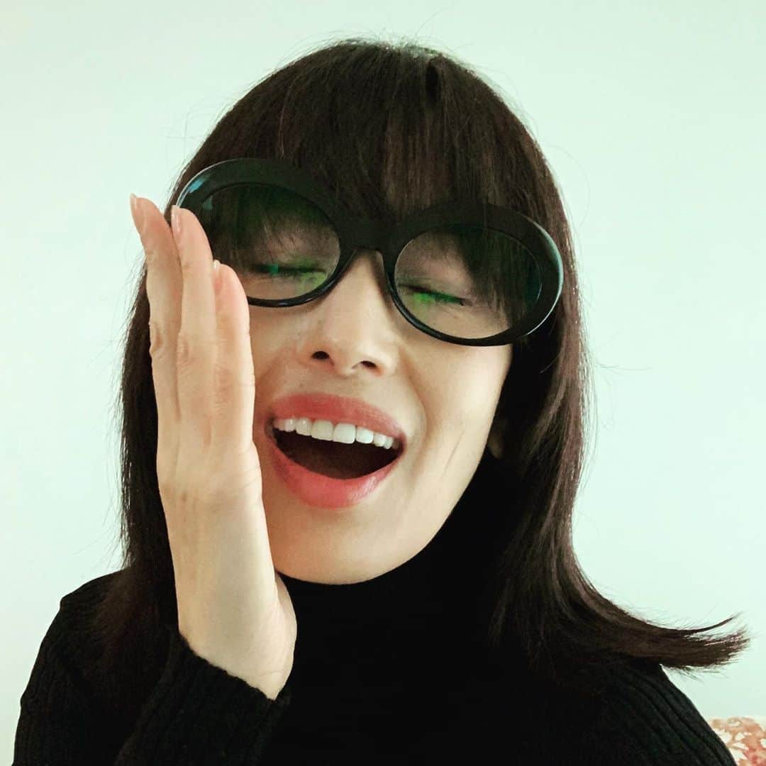高橋里奈さんのインスタグラム写真 - (高橋里奈Instagram)「スタイリスト戸野塚かおるさんのインスタを見て一目惚れ👓 ヘップバーンがかけていそうな女優老眼鏡！！私がかけるとちょっとギャグに寄りますが…本当はとてもクール！ メガネは何個も失くしてしまうけど、これは大事にしなきゃ。　 銀座松屋でお取り扱いしています。 #mEeyye #ミーイ　#リーディンググラス」10月10日 10時33分 - rina.takahashi_