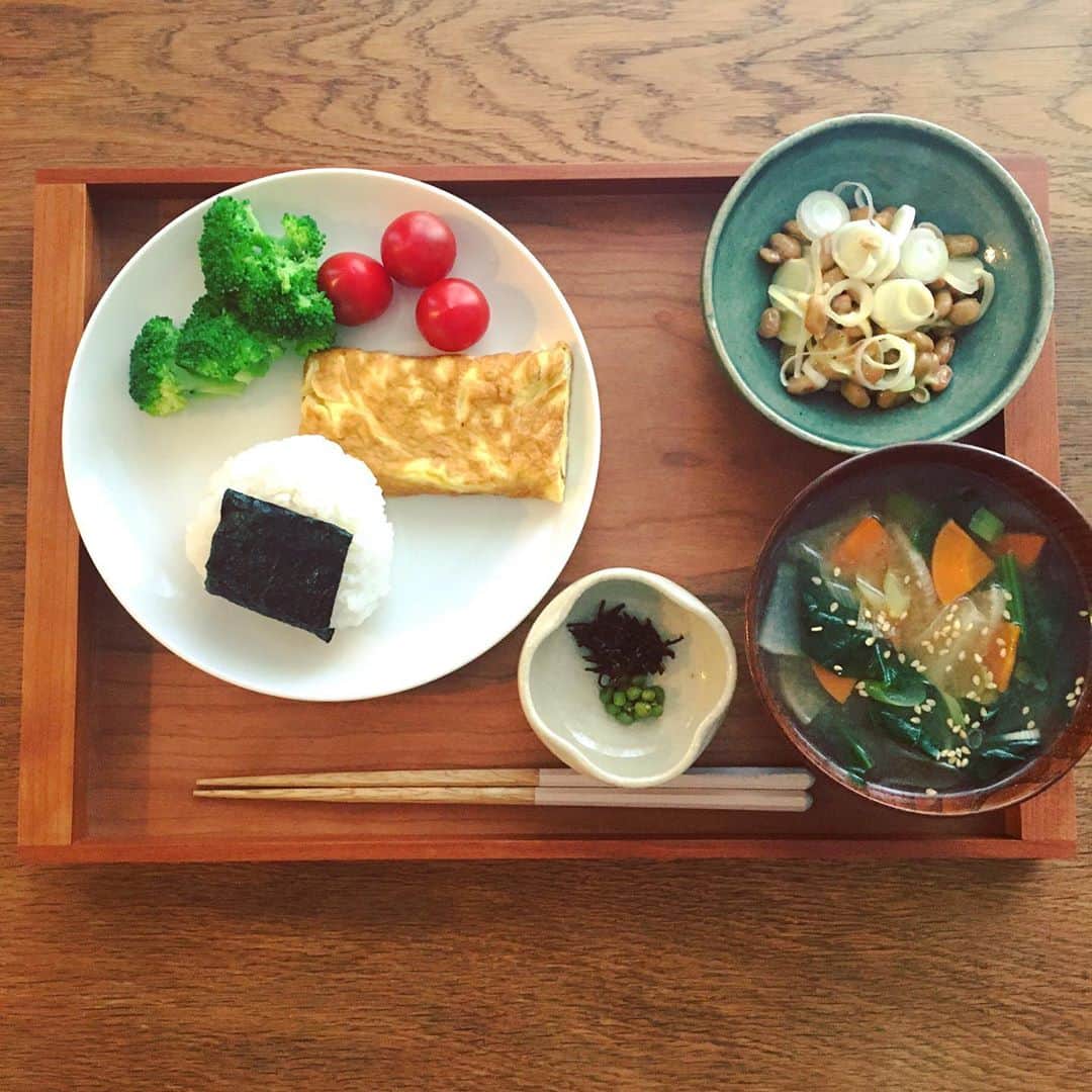 今村沙緒里のインスタグラム：「水口農場さんのお味噌！ お味噌汁おいしい〜✨ アサカにお願いしていて やっと受け取れました☺︎ 無農薬で身体に良く、味はしっかり！ 水口さんの麦茶もおいしく癒されます❤︎ コロナで農場に行けないけど… 早くまた、お手伝いしたいな🌿 お米は、福井の"いちほまれ"。 一粒一粒しっかり、甘くておいしい！ お味噌汁とおむすびの組合わせ、大好きです。 ・ Favorite Japanese dish！ Simple is the best & healthy🌷❤︎ ・ #japanesefood #home #miso #organic #yummy #집밥 #아침식사 #天然醸造味噌 #お味噌汁 #おむすび #無農薬 #水口農場 #ミラトアミ #いちほまれ #おいしいもの」