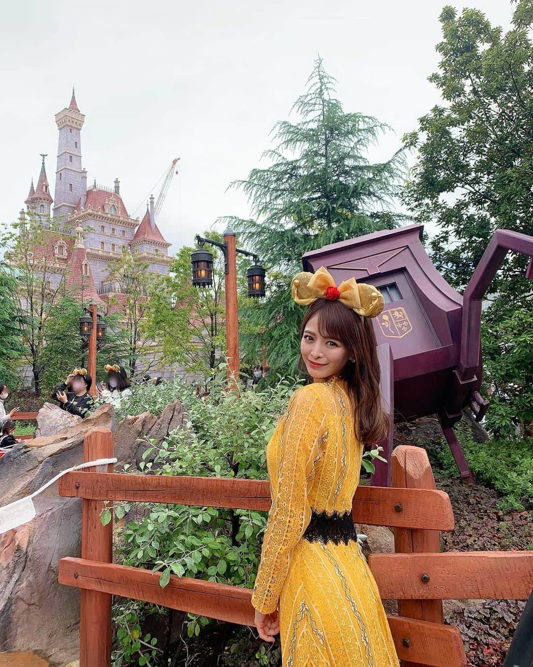 のインスタグラム：「夢の美女と野獣の城...🏰💕 ． ． 新しいベルのカチューシャに合わせて、 ワンピースもベルっぽいのを探して着てみたよ👗💛💚 ． ． このアトラクションは抽選なんだけど、 見事当たって乗れました🥺❤️ 美女と野獣だいすきだから 乗れて感動したぁ〜😭✨ ． ． この日は大雨予報だったんだけど、 お城の前に着いたら雨止んでくれた奇跡の一枚😂☁️笑 ． ． でも、霧がかかってるお城も 雰囲気あって良かったな❤️🦇 ． ． 連れてってくれたふたりに 感謝です🥰🙏🏻✨ ． ． #tokyodisneyland #disney #美女と野獣 #ベル #コーデ #新エリア #birthday #ありがとう❤️」