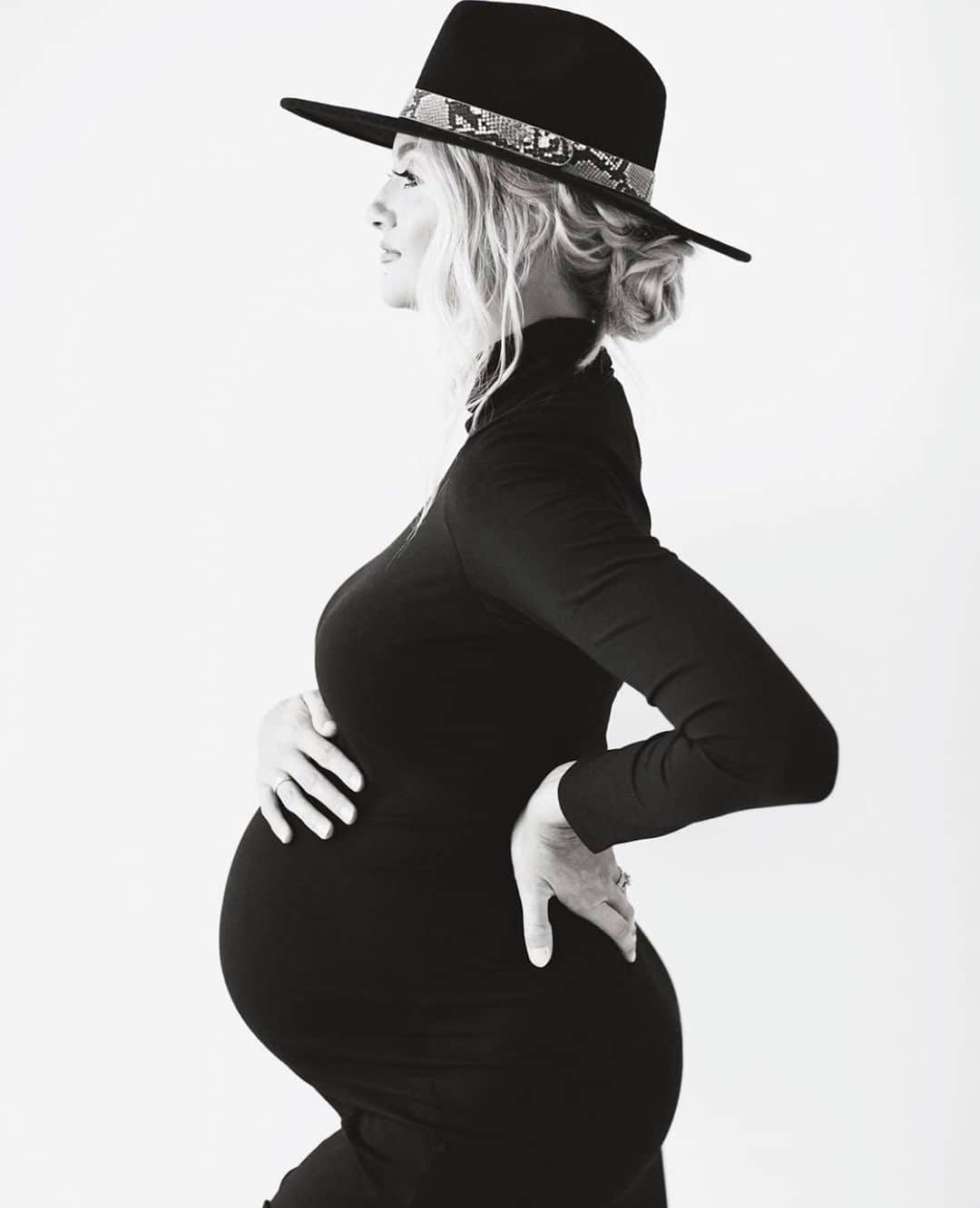 スサナモナコさんのインスタグラム写真 - (スサナモナコInstagram)「just gorgeous!!! @maketodayahollyday !!!! @susanamonaco #pregnant #beautiful #momma」10月10日 10時52分 - susanamonaco