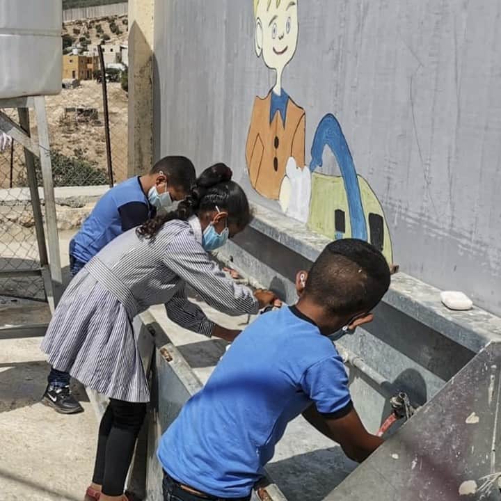 国境なき医師団さんのインスタグラム写真 - (国境なき医師団Instagram)「手の甲や指の間もしっかりね！ 国境なき医師団（MSF）の健康教育チームリーダーが子どもたちに手の洗い方を教えています。 . 43,000人の新型コロナウイルス感染症が確認されている、パレスチナのヨルダン川西岸地区。その中でも特に 感染が広がっているのが、ヘブロンの街です。 . MSFは、地域の病院に対して感染制御などの技術的なサポート をしています。感染拡大を抑えるために、健康教育として地域住民に予防方法を伝えるほか、衛生用品やマスクの配布もしています。 . MSFは20年間 、暴力にさらされている西岸地区の人びとに医療援助を提供してきました。新型コロナウイルス感染症の拡大という、新たな脅威から人びとの命を守るため、活動を続けています。 -------------------------------------  パレスチナの活動は公式サイトから。プロフィールのURLリンクからどうぞ→@msf_japan .  --------------------------------------  © MSF   #国境なき医師団 #MSF #医療 #パレスチナ #ヨルダン川西岸地区 #新型コロナウイルス #新型コロナ #新型コロナ対策 #手を洗おう #手を洗う #手洗い #子どもたち」10月10日 11時00分 - msf_japan