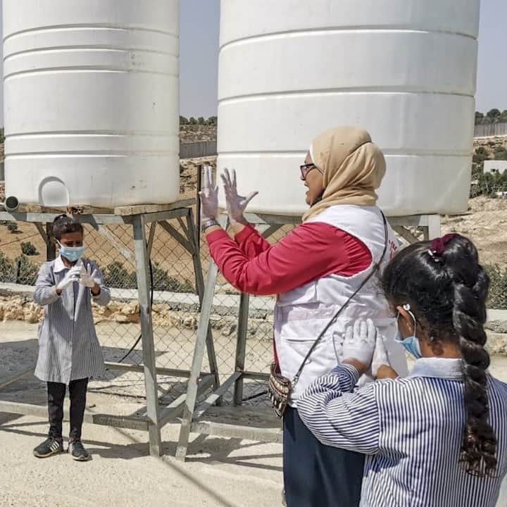 国境なき医師団さんのインスタグラム写真 - (国境なき医師団Instagram)「手の甲や指の間もしっかりね！ 国境なき医師団（MSF）の健康教育チームリーダーが子どもたちに手の洗い方を教えています。 . 43,000人の新型コロナウイルス感染症が確認されている、パレスチナのヨルダン川西岸地区。その中でも特に 感染が広がっているのが、ヘブロンの街です。 . MSFは、地域の病院に対して感染制御などの技術的なサポート をしています。感染拡大を抑えるために、健康教育として地域住民に予防方法を伝えるほか、衛生用品やマスクの配布もしています。 . MSFは20年間 、暴力にさらされている西岸地区の人びとに医療援助を提供してきました。新型コロナウイルス感染症の拡大という、新たな脅威から人びとの命を守るため、活動を続けています。 -------------------------------------  パレスチナの活動は公式サイトから。プロフィールのURLリンクからどうぞ→@msf_japan .  --------------------------------------  © MSF   #国境なき医師団 #MSF #医療 #パレスチナ #ヨルダン川西岸地区 #新型コロナウイルス #新型コロナ #新型コロナ対策 #手を洗おう #手を洗う #手洗い #子どもたち」10月10日 11時00分 - msf_japan