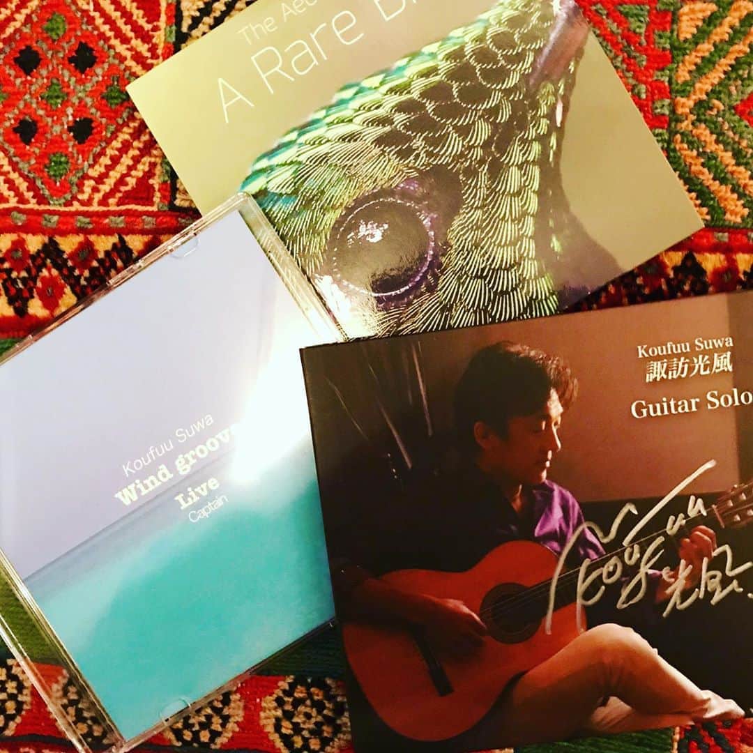 のインスタグラム：「本日16時30分より、ギタリスト諏訪光風さんの生配信ライブ「Kofuus Room」vol.9があります。 今日のゲストはスパニッシュギタリストの柴田亮太郎さん。 たくさんの素敵なお仲間の中でも、柴田さんと組まれた時の諏訪さんは、普段見えないキャラが出て、デュオの色っぽさに圧倒されます。 黒シャツの似合うお二人のギターで、サパティアードを踏んでみたい…そんな妄想に駆られる音楽。 雨の1日、おうちで過ごすひとときに、ぜひご覧ください。 ・ チケット販売、お問い合わせなどは下記の光風オフィシャルサポーターズクラブ@(入会無料)まで。 koufuuyoyaku@yahoo.co.jp  #諏訪光風 #koufuusuwa #アーカイブもあり #肌寒い空気が熱くなります」