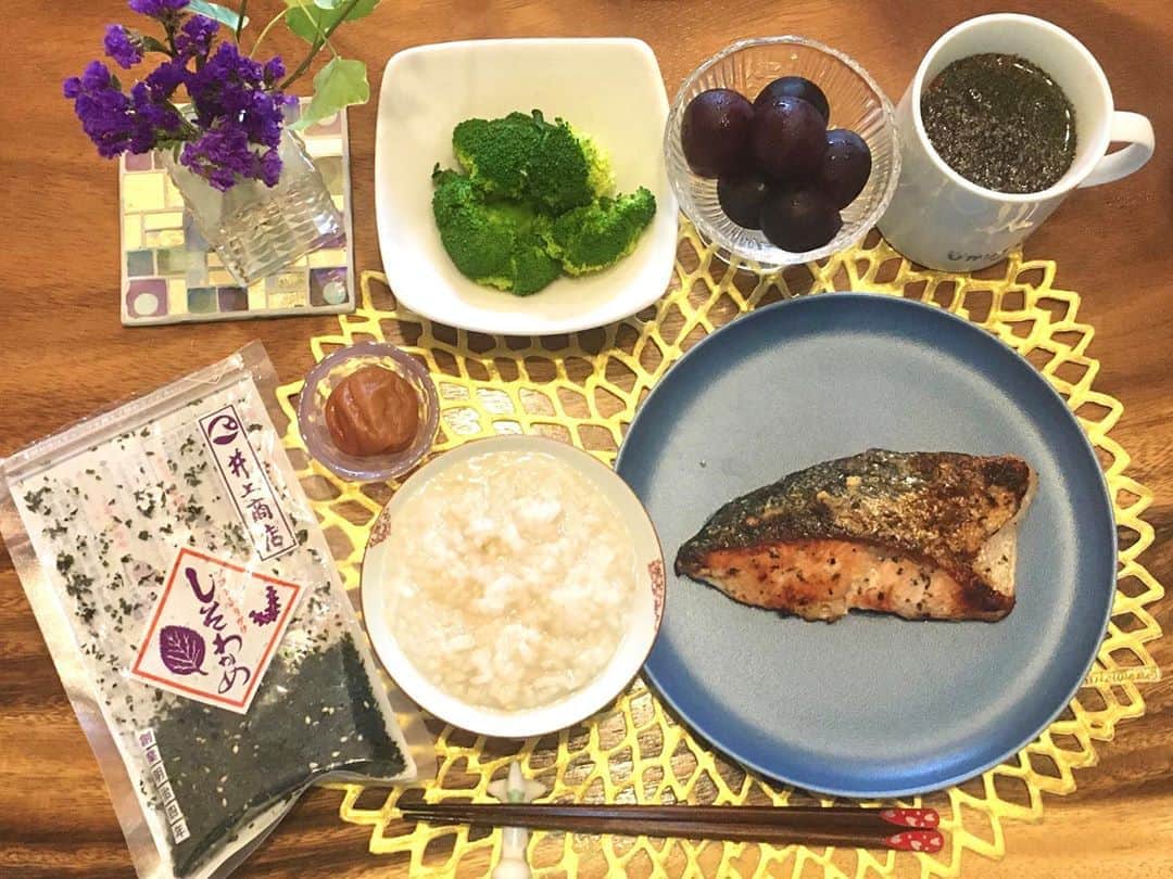 六車奈々さんのインスタグラム写真 - (六車奈々Instagram)「今日の朝ごはん。 最近、お粥が美味しすぎる。 玄米と白米のお粥。  鮭は、バジル焼きに。  #お家ごはん #朝ごはん #お粥 #花のある暮らし #ごちそうさまでした #働くママごはん #ワーママごはん」10月10日 10時54分 - nanarokusha