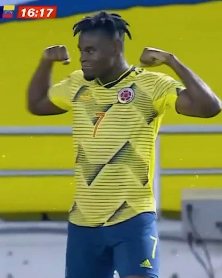 サッカー コロンビア代表チームのインスタグラム：「🎶🎶 Me miró y la miré, tararatantan tarantan ... La Sele volvió a ganar, tararatantan tarantan 🎶🎶  🇨🇴3️⃣-0⃣🇻🇪  #VamosColombia 🇨🇴 #COLVEN」