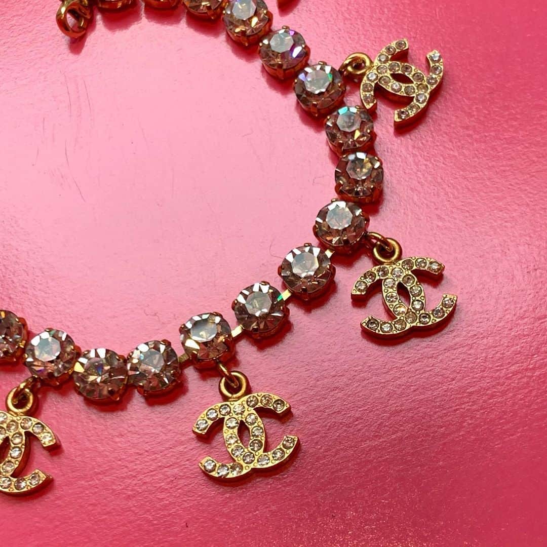 のインスタグラム：「おはようございます🌧 AMORE 表参道店オープン致しました◎ 本日の営業時間は11:00~20:00となっております♩ 皆様のご来店お待ちしております🍃 AMORE Omotesando is open 11:00~20:00💕 Come visit us in AMORE Omotesando for the finest vintage Chanel collection💘  お問い合わせ /  for more info 💌→ info@amorevintagetokyo.com   #AMOREvintage #AMORETOKYO #tokyo #Omotesando #Aoyama #harajuku #vintage #vintageshop #ヴィンテージ #ヴィンテージショップ #アモーレ #アモーレトーキョー #表参道 #青山 #原宿#東京 #chanel #chanelvintage #vintagechanel #ヴィンテージ #シャネル #ヴィンテージシャネル #シャネルヴィンテージ #amoreomotesando #アモーレ表参道」
