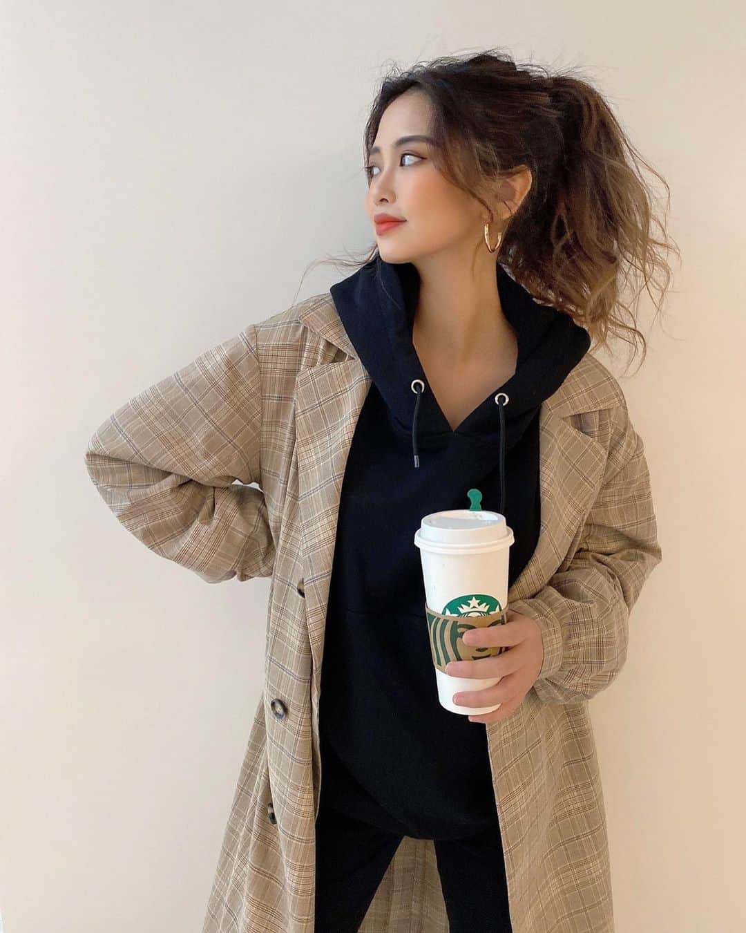 Yumaikaのインスタグラム：「外が晴れてる😆✨  上下スウェットは、かっちりしたコートで合わしたい気分🤎  下はUNIQLOさま🤰🏻 パーカーは、これからの @helioslivin_official 🌞」