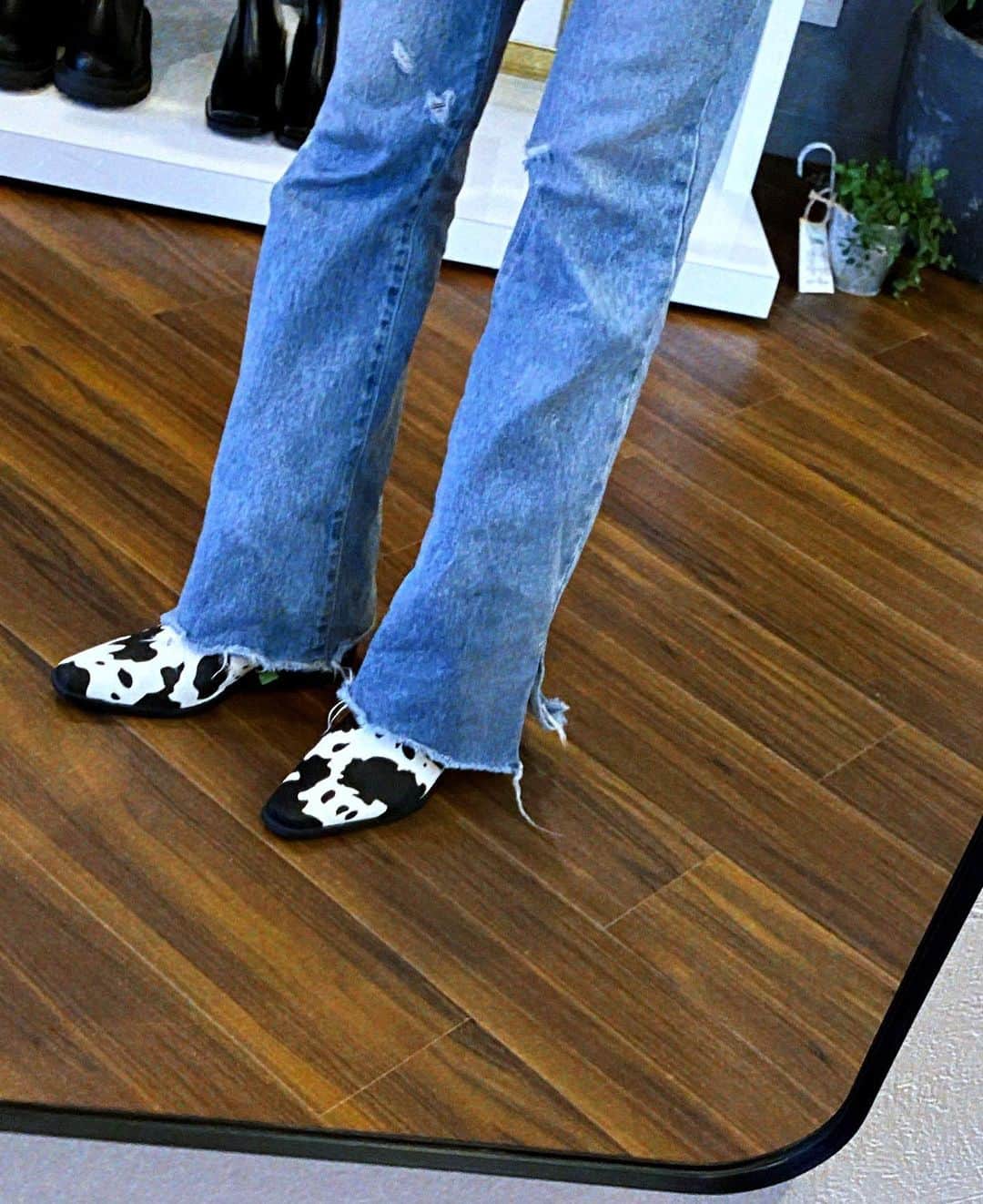 所谷舞さんのインスタグラム写真 - (所谷舞Instagram)「cow pattern boots 🐮 . 素材も安っぽくないし かなりお勧めなんだけどなぁ🧐笑🤍 #_maeve_official #maeve_rile」10月10日 11時26分 - _mai_i_