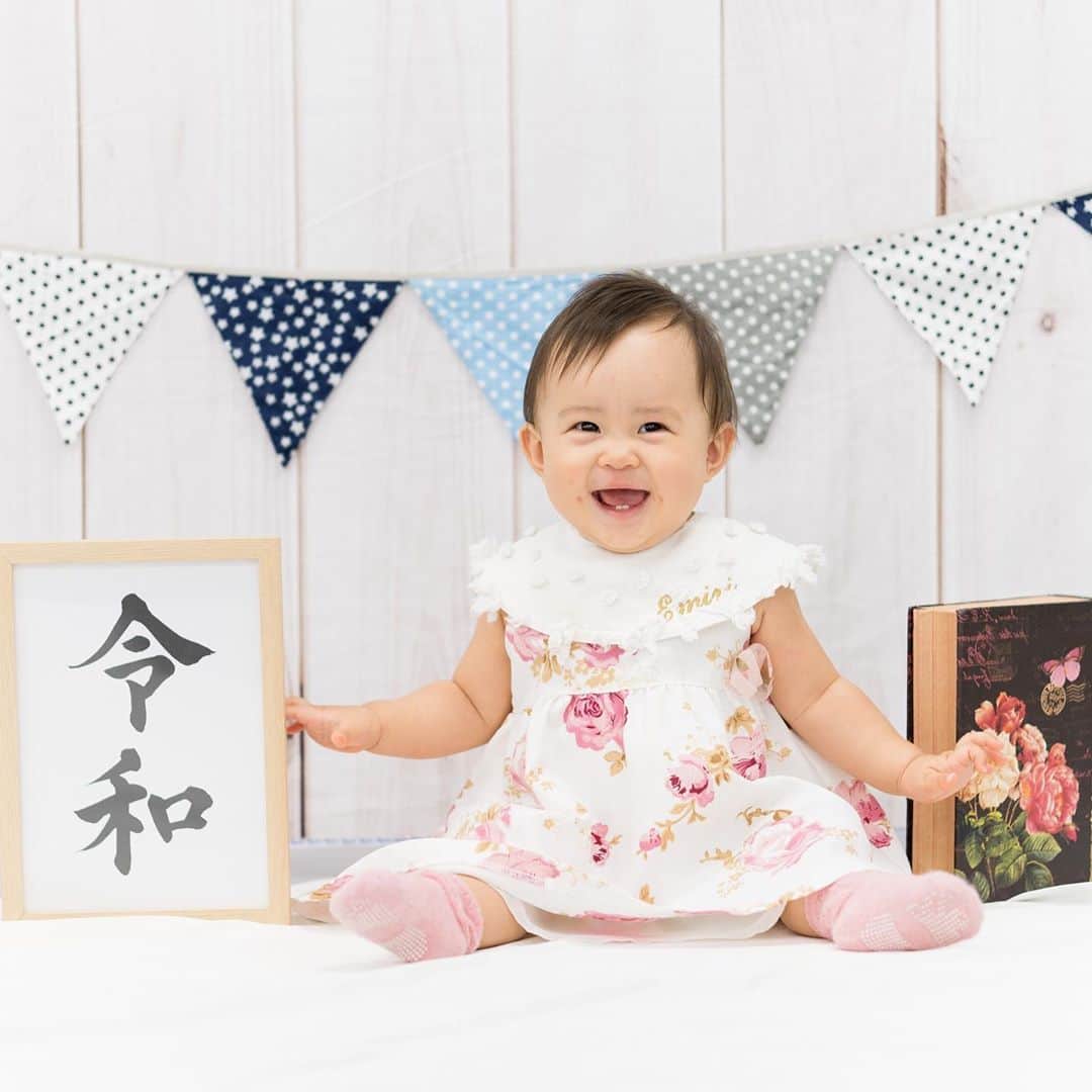 一木エリカのインスタグラム：「令和ベビー☆ 赤ちゃんモデルできるかなー？？ 10month baby 🍼 We are waiting for a shooting request anytime 💕📸💕📺💕hehe  いつでも素敵な撮影依頼お待ちしてます📸💕📺💕へへ  いい笑顔振りまく姫👸は最近、人生初めての風邪を引きました！ 病院の白髪のおじいちゃん医師を見て大泣き🩺した姿も可愛かったですw おかげで完治しそうです☆    #令和ベビー　#令和　#reiwababy #reiwa #babygirl #10monthbaby #子ども撮影会に行ってきた #emily #赤ちゃんモデル #赤ちゃんモデル募集  #10ヶ月ベビー #生後10ヶ月 #babymodel #modelbaby #mybaby #loveyou #映え #映え写真 #赤ちゃんのいる生活」