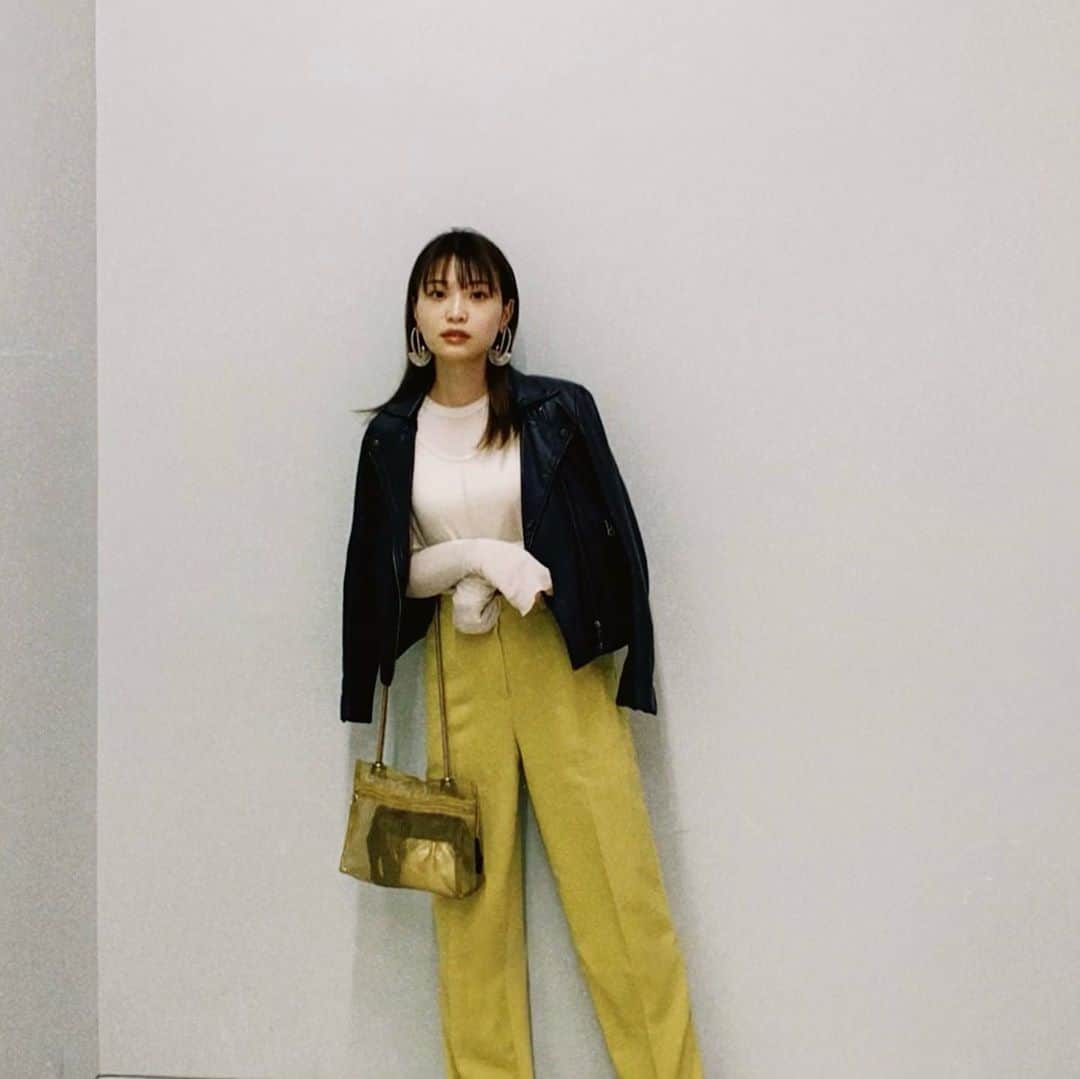 三橋栄香のインスタグラム：「この間の🖤 by.ensureのお洋服がめっちゃお気に入り〜〜🥺  このパンツ、伸縮性があって履き心地めちゃ良かったー！絶妙なゆとり感。。 センタープレス×ハイウエストなパンツすきなんだなぁ。年中使えそう！  このトップスもレイヤードされていてシンプルすぎないのが◎袖丈が長めなので腕を長く見せてくれるの。透け感もあってとっても好きーーー 新作のデニムとかアウターも気になったな〜〜👏🏻👏🏻  タグ付けしてるので気になる方は是非チェックしてみて下さいね！ 全身のクレジットはwearに載せております😊😊」