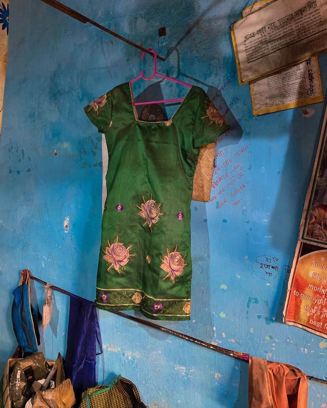 のインスタグラム：「While in India last year, it occurred to me that everyone, all 1.35 billion beautiful people, are installation artists. Either conscious or oblivious, prolific on every wall, in every corner of anyplace you go, is perfectly placed art. In corners of a home or on walls of small roadside stores, each a mini Guggenheim museum. The small momma papa shop in Kumar Gaon in Assam, where I drank way too much chai, was transformed into the Museo Nacional Centro. The artist made lovely use of a pink hanger when displaying clothing from the Asian art deco era. Perfectly hung on various vertical lines, jettison in random directions against the bluest wall, amongst everything else plausible to hang. Another artist created this magical installation using a black plastic chair. Upon it, they placed a vintage VideoVision television playing fight scenes from Bollywood movies, and wiring chaos, against a painted pink dripping wall. Of course, they likely had their previous exhibition at MoMA brought to the small village of Aanto in Madhya Pradesh. And a display of flower offerings, stuffed in plastic bags, how the artist applied lyrically chosen artifacts as pliers, keys, crammed on a coat rack against a watermelon skin-colored green wall. The glowing red power switch was such a nice touch too. Surely this artist had a solo show at the Tate Modern in London before reinstalling at a dhaba in Soendha. You can’t dream this art up. It’s just there. Everywhere. ⠀⠀⠀⠀⠀⠀⠀ India’s Daunting Challenge: There’s Water Everywhere, And Nowhere - Chapter 8 of the @outofedenwalk, my latest story in the August 2020 of @natgeo magazine. ⠀⠀⠀⠀⠀⠀⠀ #triptych #artinstallation #dress #bluewall #television #bollywood #wirechaos #pinkwall #floweroffering #keys #plier #greenwall #nothingspecial #peace #love #KumarGaon #assam #Aanto #seondha #madhyapradesh #india @natgeo @outofedenwalk #walkingindia #edenwalk」