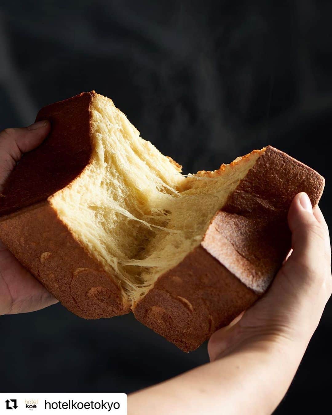 コエのインスタグラム：「#Repost @hotelkoetokyo with @make_repost ・・・ ・ hotel koe bakery 🍞フィナンシェ食パンのこだわり🍞 ・ 大変好評いただき連日完売のフィナンシェ食パン🙇‍♀️ ・ フィナンシェ食パンの特徴は、 🍞アーモンド粉、焦がしバターを配合し、お菓子のような作り方で作られた食パンで、焼き菓子のようなゴージャスで甘い香りが口いっぱいに溢れかえる味わい。 🍞 今流行りのもちもち、ふわふわ、の逆をいくような作り方に挑戦、 北海道産小麦<きたほなみ>と、<ゆめちから>をオリジナルブレンドし、  パン生地は濃厚ながらエアリーで溶けるような口溶け、みみはサクサクと崩壊していくような新食感。 🍞作る工程もお菓子のような作り方で お作りしており、パンでは通常1回のミキシングを、お菓子のように数回にわけておこなっている製造方法。 ・ その他にもこだわりの食材・製法でお作りしており、<てまひま>をかけてお作りしている大切で特別な食パンです。 店頭ではフィナンシェ食パンのこだわりを記載した冊子もお配りしておりますので、お越しの際はそちらもぜひご覧ください。 ・ ＜🍞フィナンシェ食パンからのお知らせ🍞＞ ・ 〇お一人様１個のご購入とさせていただきます。 〇整理券の配布等はございません、お越しいただいた順に販売をさせていただきます。 ＊焼き上がりの30分前からお並びいただく事が可能です。 ○当日焼きに関しては、 １２：３０　／１５：３０　の焼き上がりでのご提供を予定しております。 ＊焼き上がり時間は日により前後する場合がございます。 　出来る限りインスタグラム、ストーリーズ内で当日状況をお伝えしております。 ＊フィナンシェ食パン以外のパンの焼き上がり時間は異なります。 〇フィナンシェ食パンに関してはデリバリー（UBER EATS）のご利用はいただけません。 ○フィナンシェ食パンのご予約は承っておりません。 ○モーニングの食パンビュッフェではフィナンシェ食パンの提供はございません。  ・ <hotel koe bakery>の詳しい商品内容はhotel koe　HPのnewsをご確認ください。 ・ https://hotelkoe.com/6505/  ・ ■「hotel koebakery」概要 新食感な、進化系生食パン『フィナンシェ食パン』の他、素材・作り方にこだわったパンを提供する「hotel koetokyo」のベーカリー。日本一のパンおたく「パンラボ」池田浩明氏を監修に迎え、「hotel koebakery」のシェフと作り上げたパンは最高にギーク。バラエティに富みながら、しっかり美味しいパンをご提供いたします。  ・ 提供開始日：10月1日（木） 営業時間：7：30～20：00  ※各種焼き上がり時間が異なります。売り切れ次第終了となります。 場所：hotel koe tokyo1F「koe lobby」内 ※デリバリー対応可(Uber Eatsで「koelobby」と検索。＊フィナンシェ食パンはデリバリー不可。) ・ 〒150-0042 東京都渋谷区宇田川町３−７ tel.03-6712-7257」