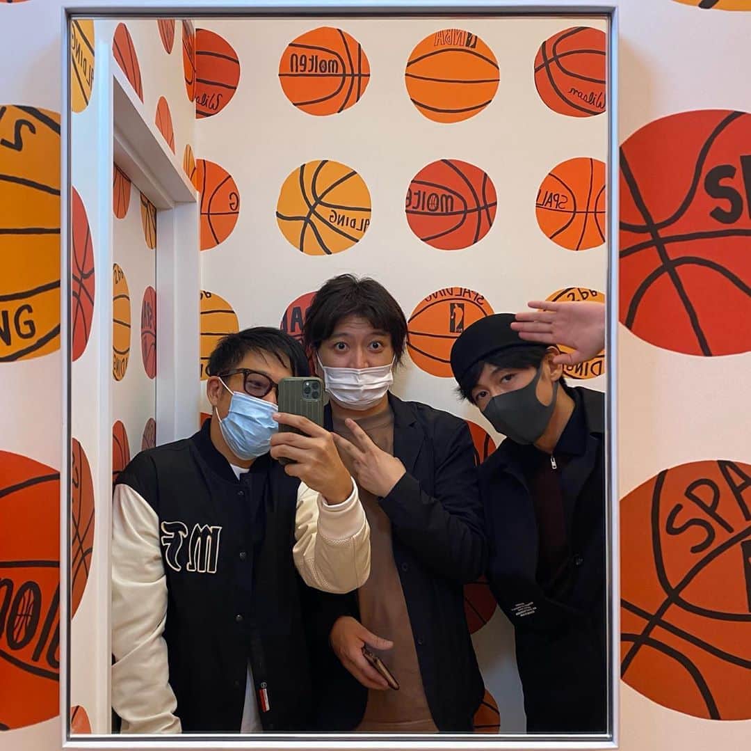 のインスタグラム：「アート・パトロール w/ @tfjok MAKIさんご自身が直々に全ての作品について解説して頂きました。  作品の詳細だけでなく、どのようにこの素晴らしいコレクションに至ったのかの経緯も聞けて。。。 MAKIさんの熱いPASSIONに2人とも大きな刺激を受けて帰路へ。  こんなすごい人が、しかも同世代にいるなんて！ 様々ジャンルのシーンを牽引する方々と交流がありますが、また少しレイヤーが違う凄さがあるというか。。。 現代アート＝投資ビジネス、みたいな側面がとてもクローズアップされている今、勝手にMAKIさんもITかアートビジネスで大成功した金満家なイメージを抱いていました。 ところが本当に純粋にアートを愛していて、その自分が好きなアーティストを応援したい、その良い作品をみんなに知ってもらいたいというモチベーションだけで、この様な素晴らしい場所を無償で提供していて。  前回フラリと前評判も見ないでMAKI COLLECTIONを訪れた時に感じた ”何か” が、MAKIさんのPASSIONだったんだなぁ、と今回のお話を聞いている中で判明。  今置かれている環境や境遇に不満や不安を抱いて足を止めたり、責任の所在を自分以外に探したりしている間に、自分の将来や夢に希望を持ち今を楽しんで行動している人がドンドン先を行ってしまう。 そこには「ニューノーマル」や「新しい生活様式」なんていうのは存在しなくて、既にやる人はコロナ前からもうやっちゃってるんですよね。  いろんな外圧や環境の劇的な変化が起こらないと腰が動かないのはまぁしょうがない。でもちょっと動けばこんなにサインが沢山潜んでいるんだから「日々改善、日々実践」しかない！  そしてJonas Wood, Tennis Court Drawingsの解説は鳥肌が立ちました。。。」