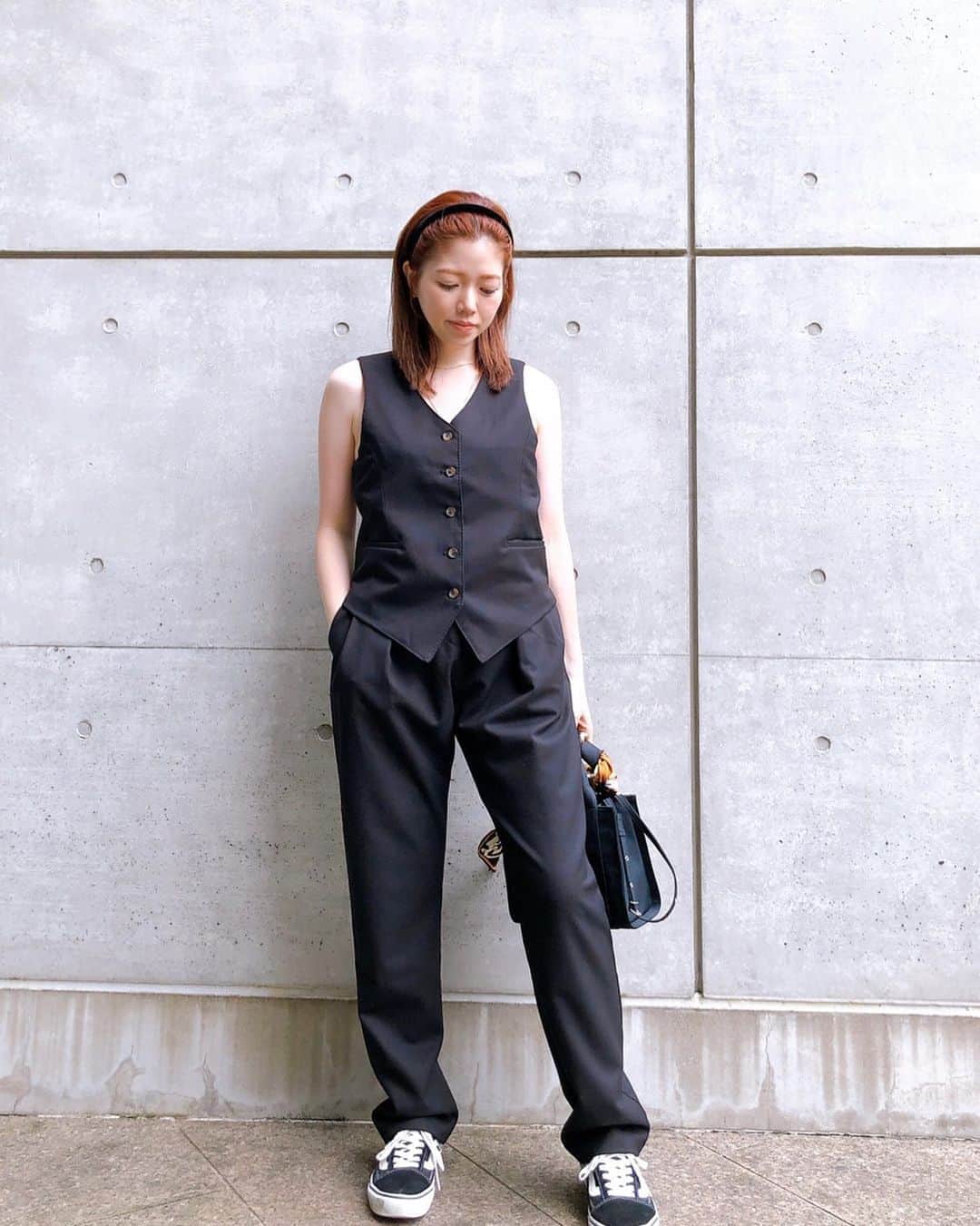 山脇道子のインスタグラム：「Q&Aでもちょっと書いたんですが 今年に入って少しずつ 洋服を作っています❤︎  型数はあまり多くないですが 色々こだわってやり直したりしていたら ちょっと遅くなってしまいました🤥  今月中には見ていただけそうです💭  ベストとパンツのセットアップも これだけで着るのは 寒くなっちゃったけど ジャケットを羽織るのも可愛いので 早くお披露目したいです✨🥳 #seesbees @seesbeesknees_」