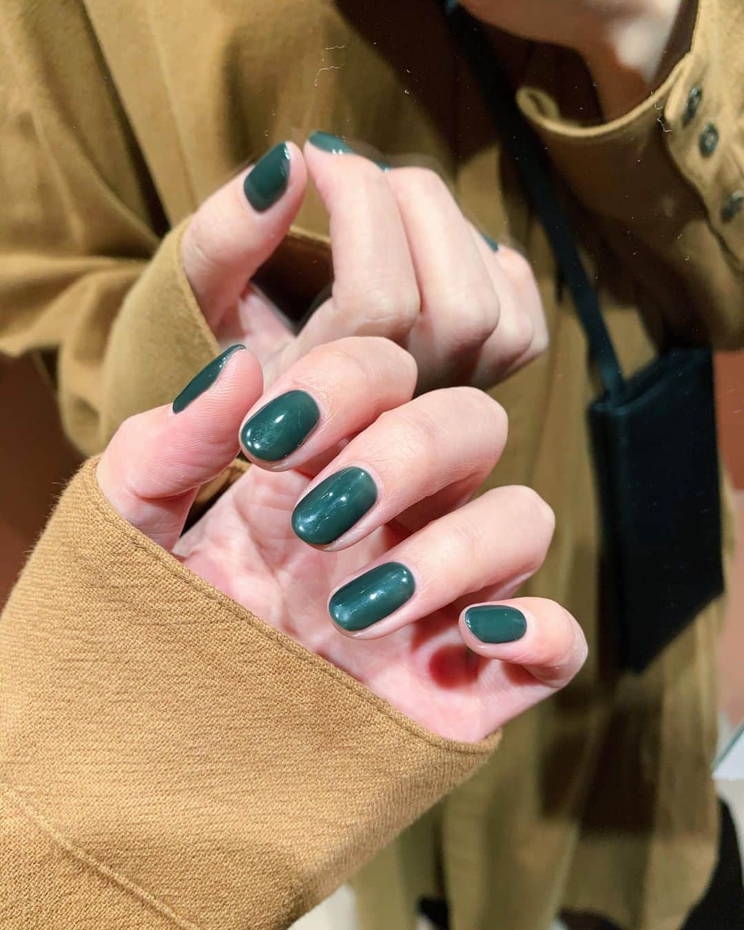 Shiho Sasakiのインスタグラム：「new nail💅 秋らしいダークグリーン🟢 深みのあるカラーは指先を綺麗に見せてくれる気がする✨ #nail」
