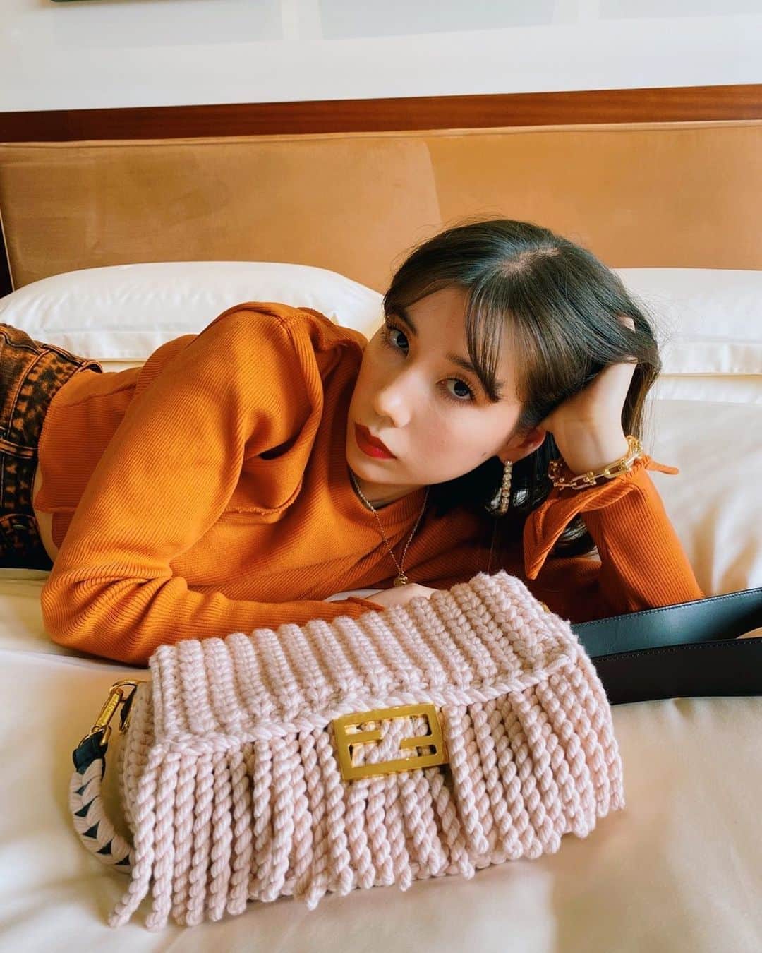 仲里依紗のインスタグラム：「PINK BAGUETTE🧶💖 可愛い可愛い毛糸ちゃん💓  #FendiBaguette #FendiIcons #Fendi」