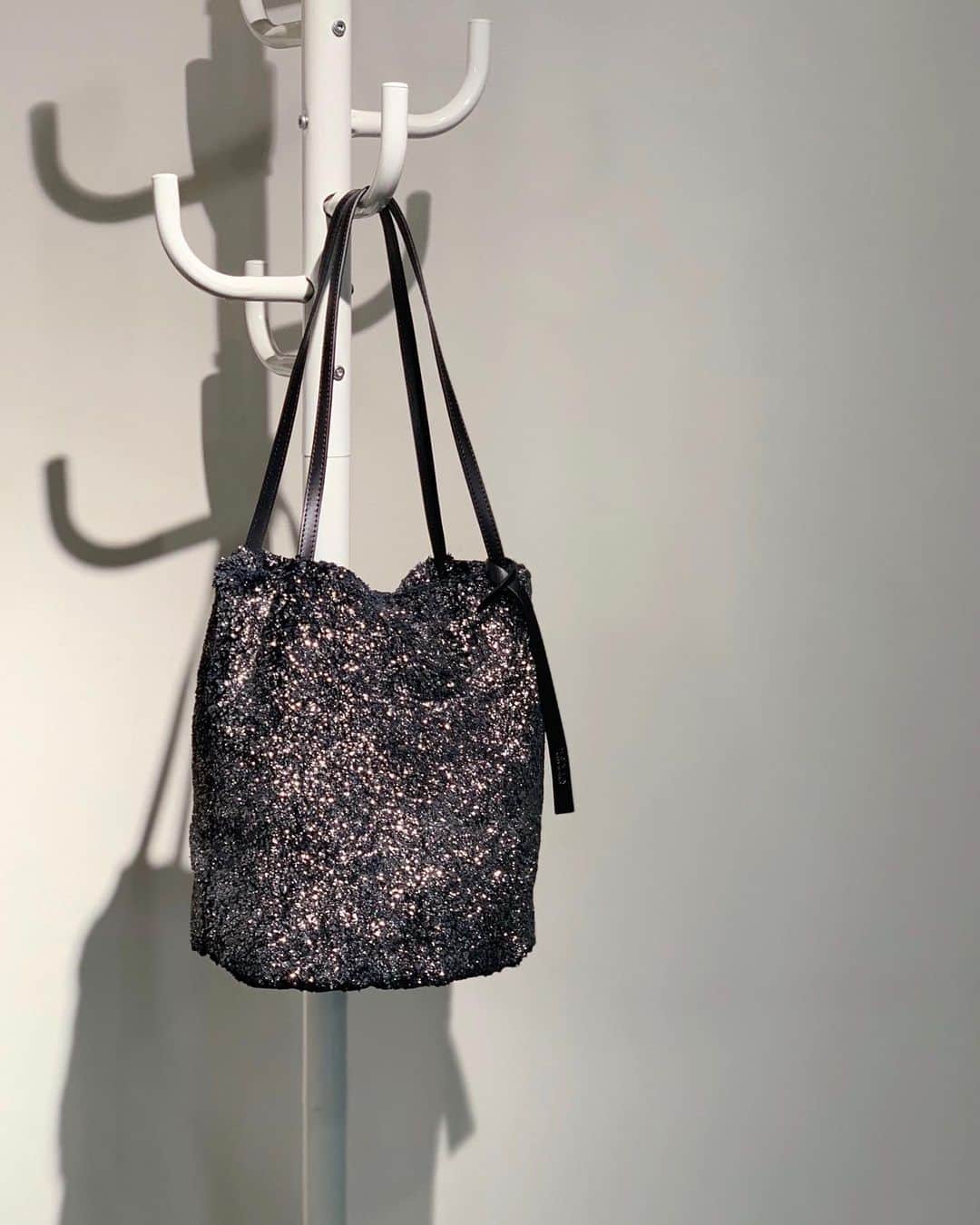 DRESSLAVEさんのインスタグラム写真 - (DRESSLAVEInstagram)「【NOVIA】new bag ✔︎LUCE OSCAR bag  シルバーのラメ糸の輝きがアクセントになる縦長トートバッグ。 軽量で型くずれもしないのでデイリー使いにおすすめです。 ラメ糸のシャイニー感がコーディネートを華やかにしてくれます。 マチもしっかりとあり、容量もたっぷりと入る機能性も抜群のバッグです。   #dresslave #ドレスレイブ  #2020aw #novia #bag」10月10日 11時39分 - dresslaveofficial