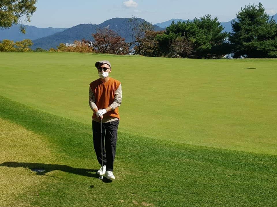チョ・ジェユンのインスタグラム：「골프는 참 어렵네~~~ 하지만 참 재미진다 ㅎㅎㅎ 언제쯤 100돌이를 면할런지..ㅋㅋㅋ #비전힐스 #레노마 #레노마골프」