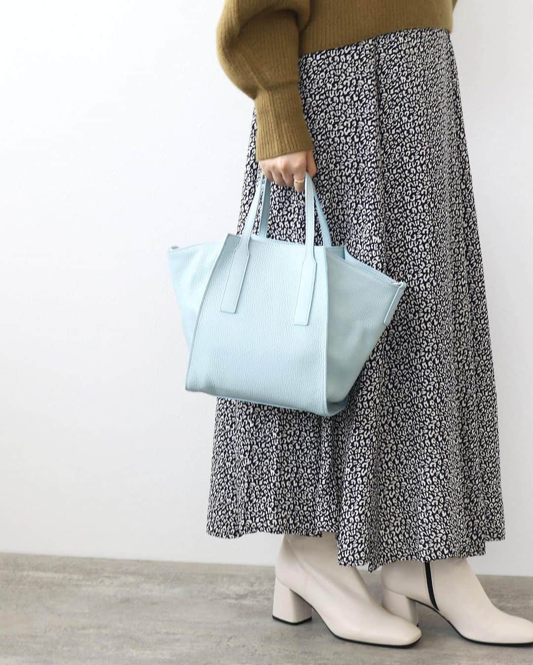 DRESSLAVEさんのインスタグラム写真 - (DRESSLAVEInstagram)「【NOVIA】new bag ✔︎ MARIA mini COCCO bag ✔︎ MARIA mini DOLLARO bag  キズの目立ちにくいシボ加工のミニトートバッグ。 大きく口が開くので物の出し入れがしやすいアイテム。 中央には金具が付いているので型崩れ防止にもなっています。 内側にはZIP付きのポケットもあるので機能性も◎ ショルダーベルト付きの2WAY仕様です。   #dresslave #ドレスレイブ  #2020aw #novia #bag」10月10日 11時40分 - dresslaveofficial